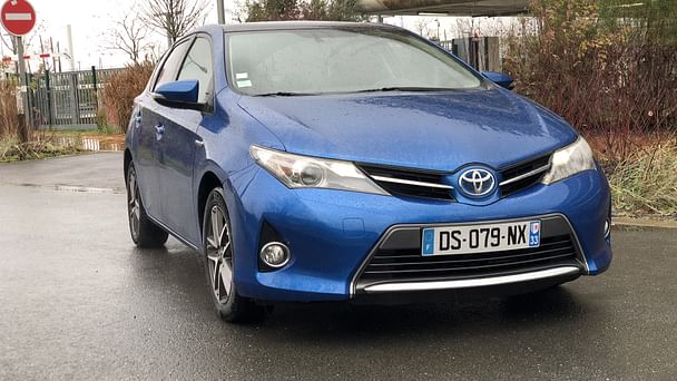 Toyota Auris Louez la Toyota Auris Hybride – Confort, Économie et Sérénité au Volant !