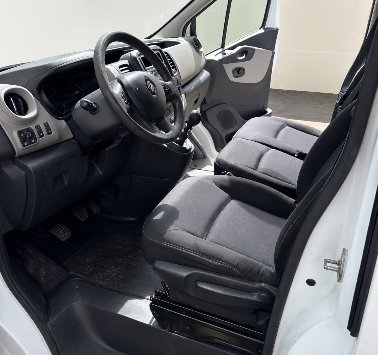 Renault Trafic Parking Gratuit à Clichy – Diable, Sangles & Climatisation avec Audio Bluetooth