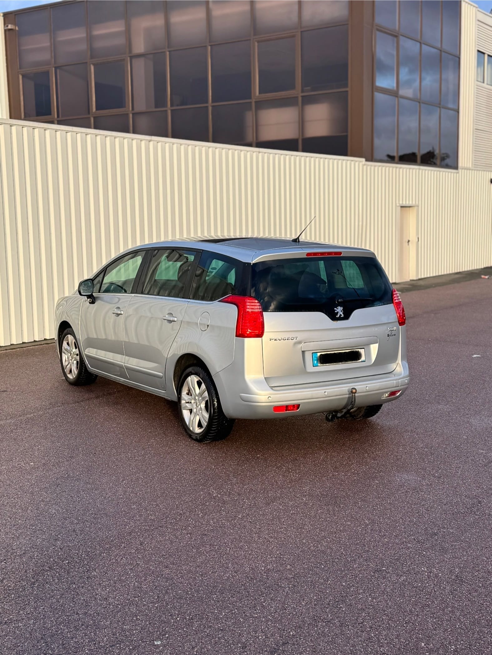 Peugeot 5008 avec GPS