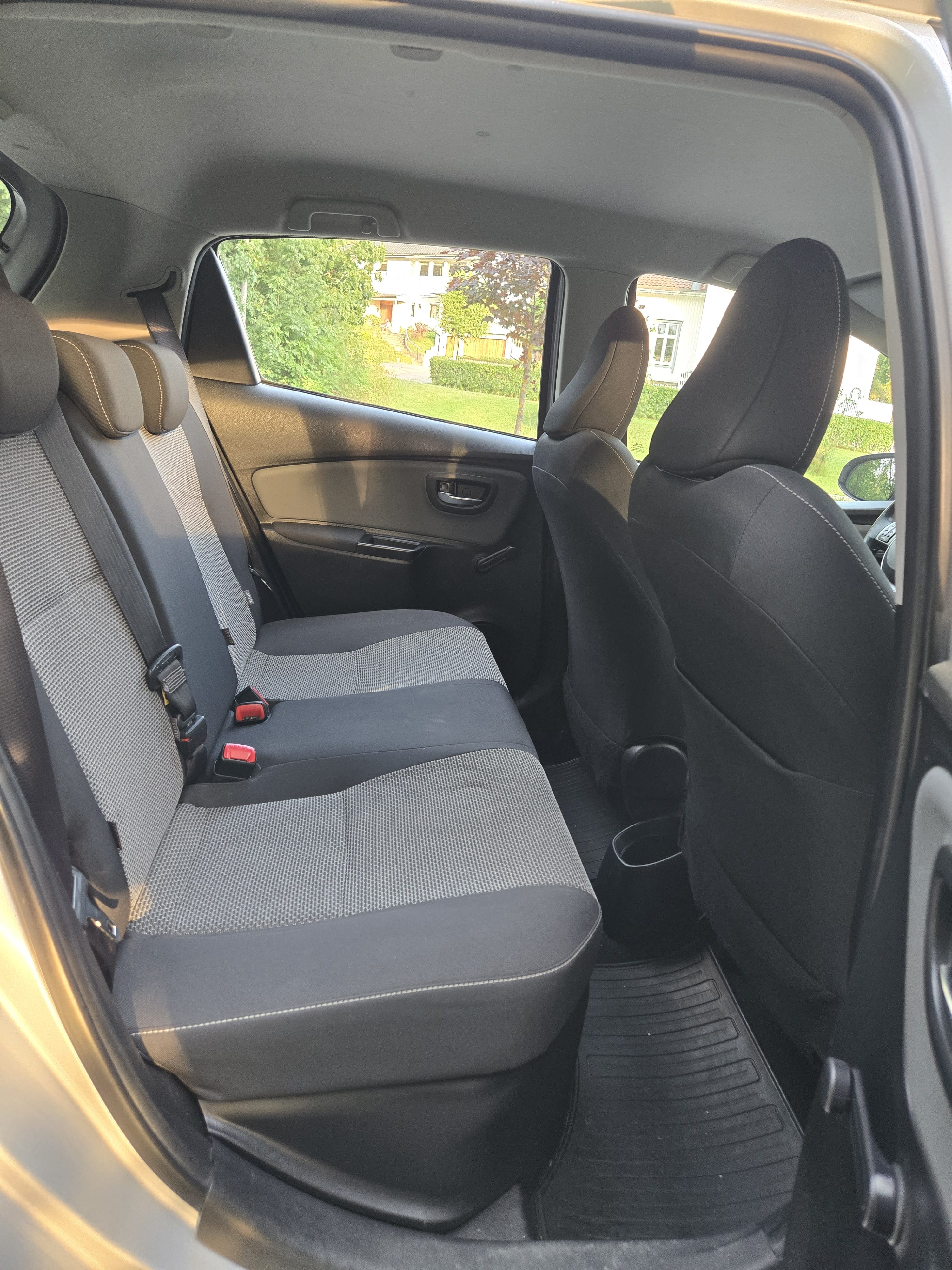Toyota Yaris Hybrid 1,5 Automat, Bensin/Hybrid, inkl Beboerkort parkering med Vinterdekk