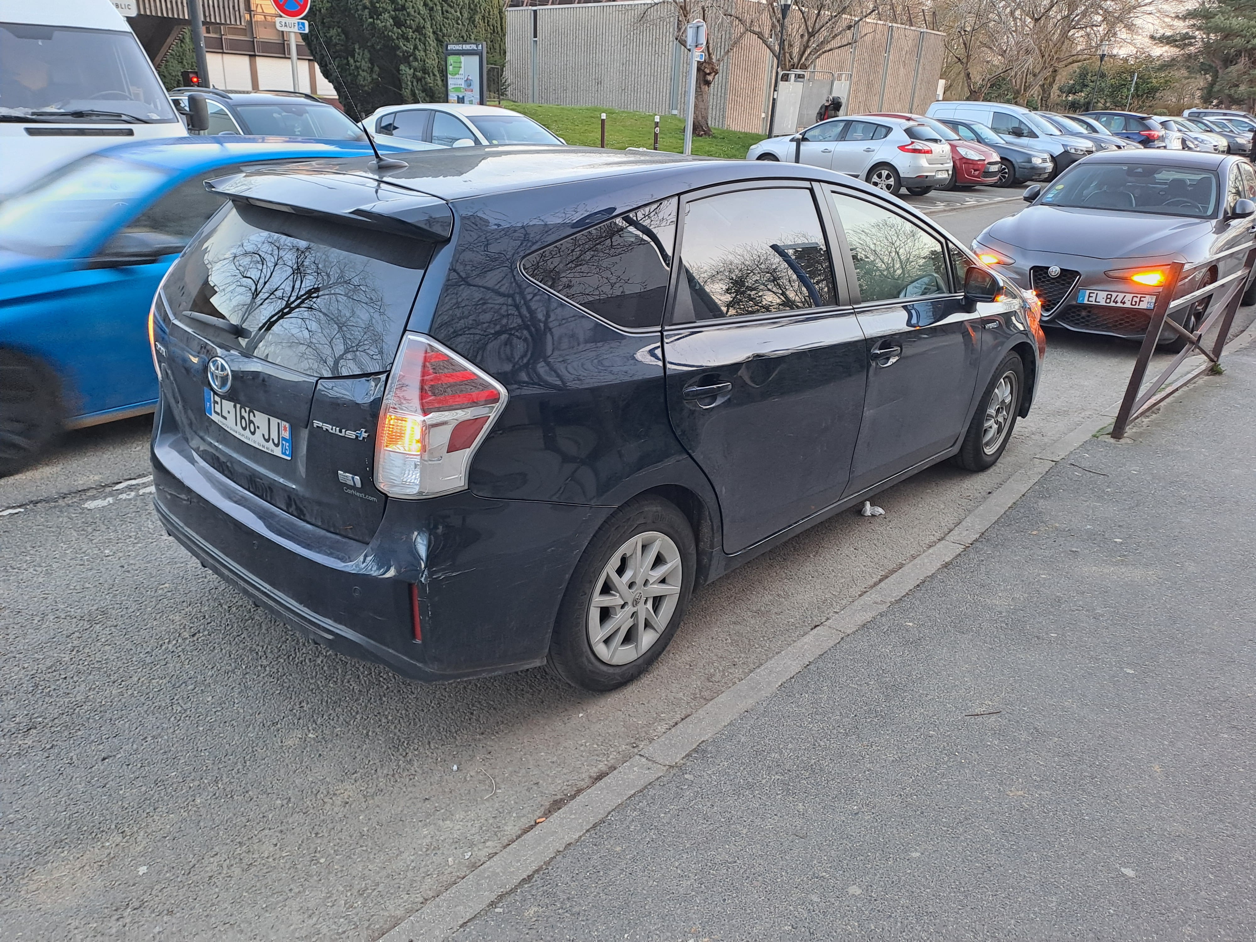 Toyota Prius + avec GPS
