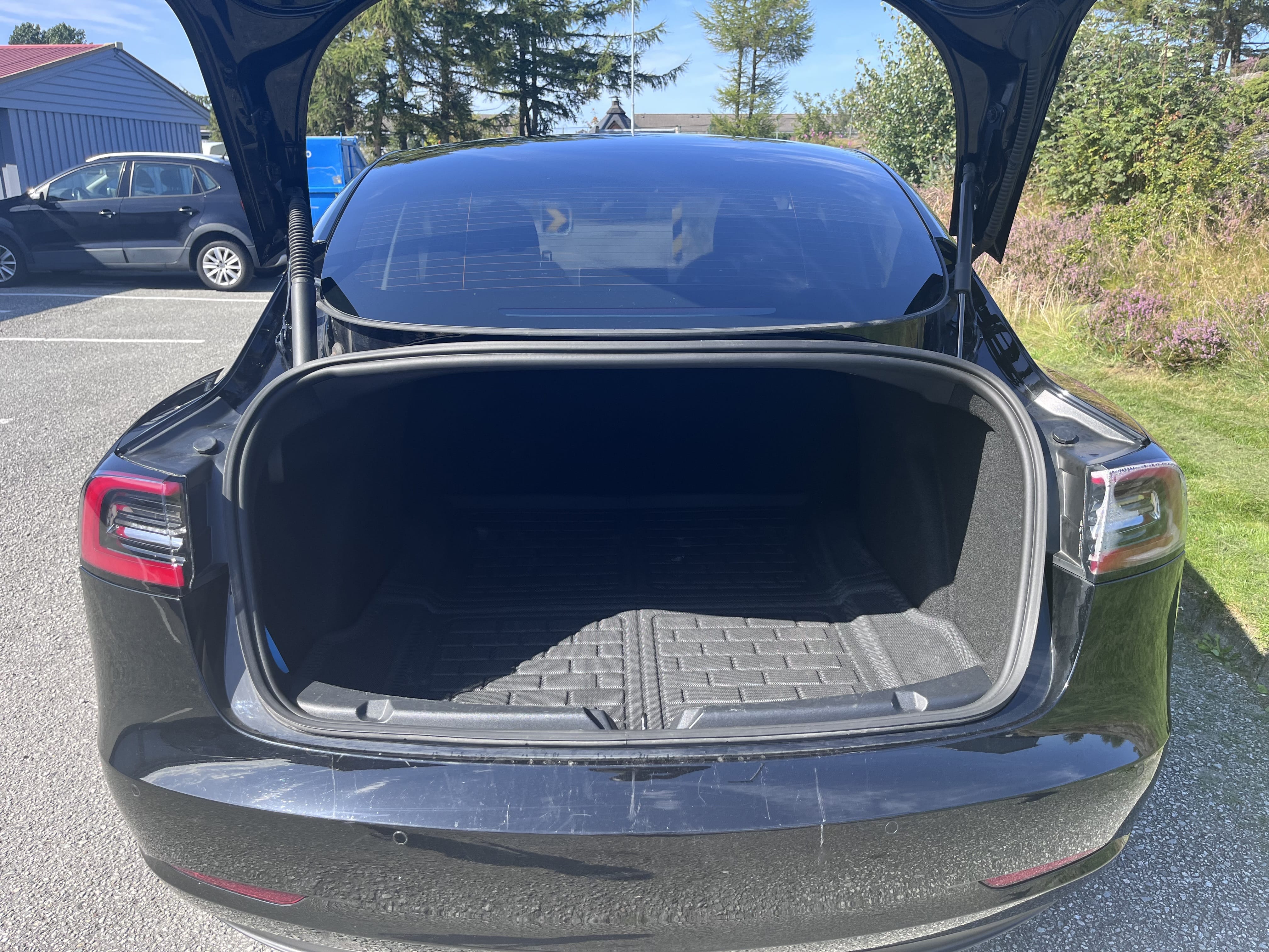 Tesla Model 3 Standard Range med Babysete