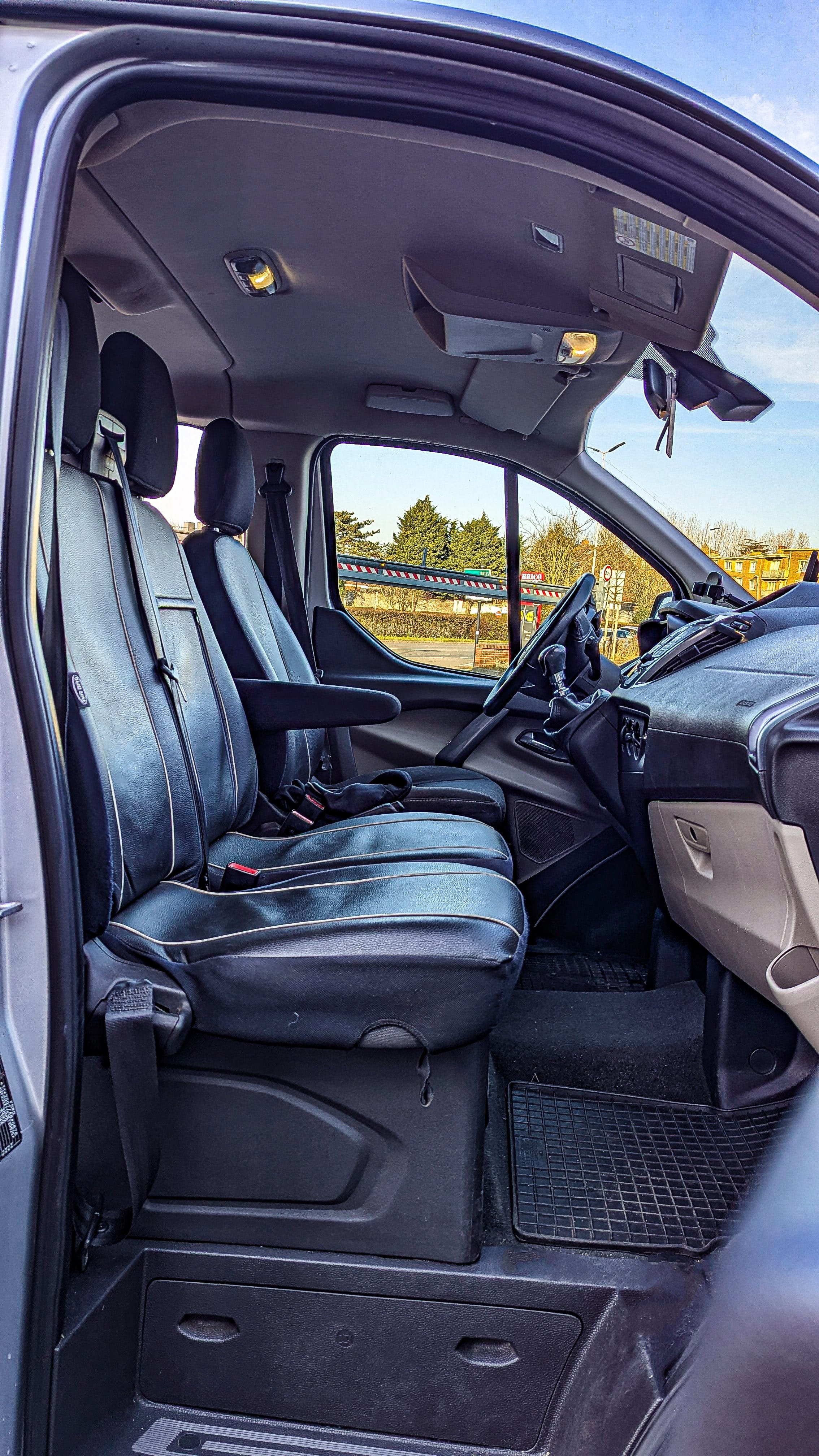 Ford Tourneo Custom 2.2 DTCI 125 CH 9 PLACES GRAND COFFRE avec Attelage