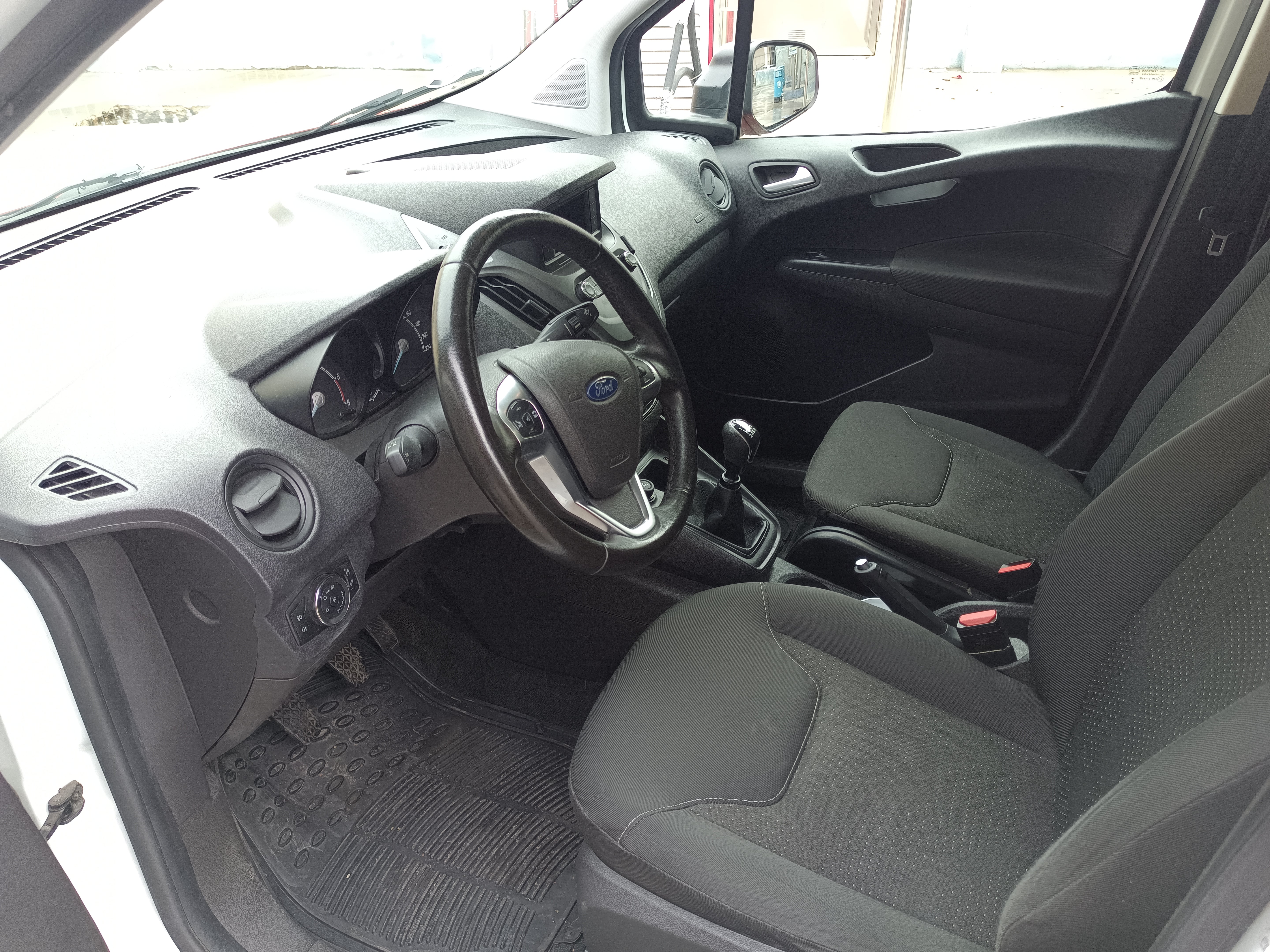 Ford Transit Courier Furgoneta con Puertos de carga USB