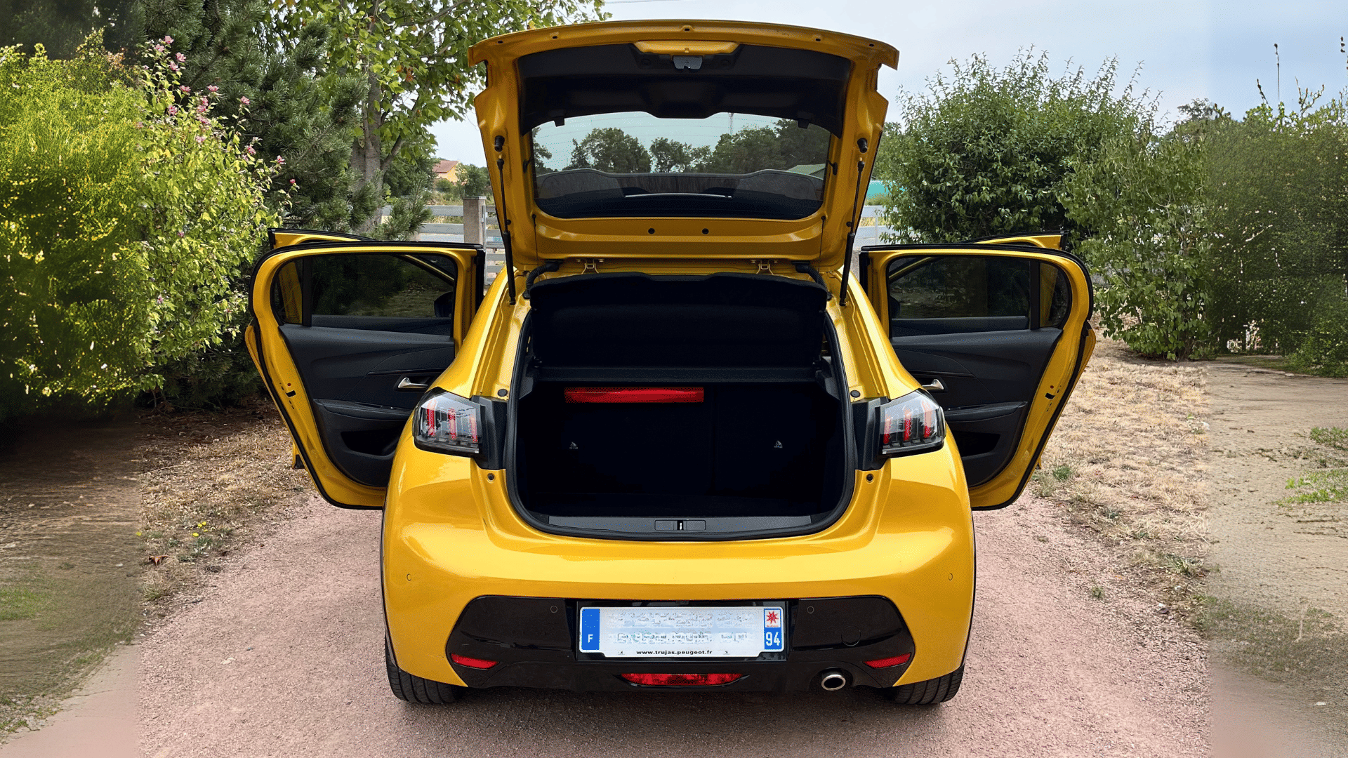 Peugeot 208 GT Line  Boîte Auto •  CarPlay avec Entrée audio / iPod