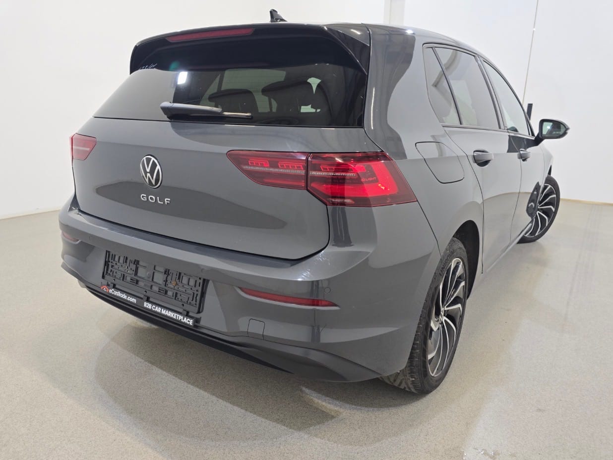 Volkswagen Golf mit Navigationsgerät