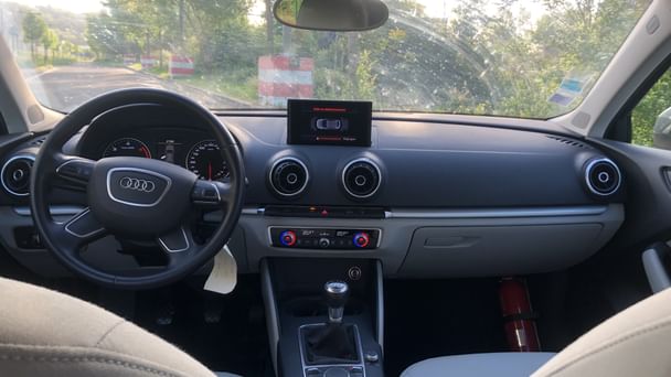 Audi A3 Sportback Louez l’Audi A3 TDI – Sportivité, Confort & Économie à Bordeaux ! avec Entrée audio / iPod