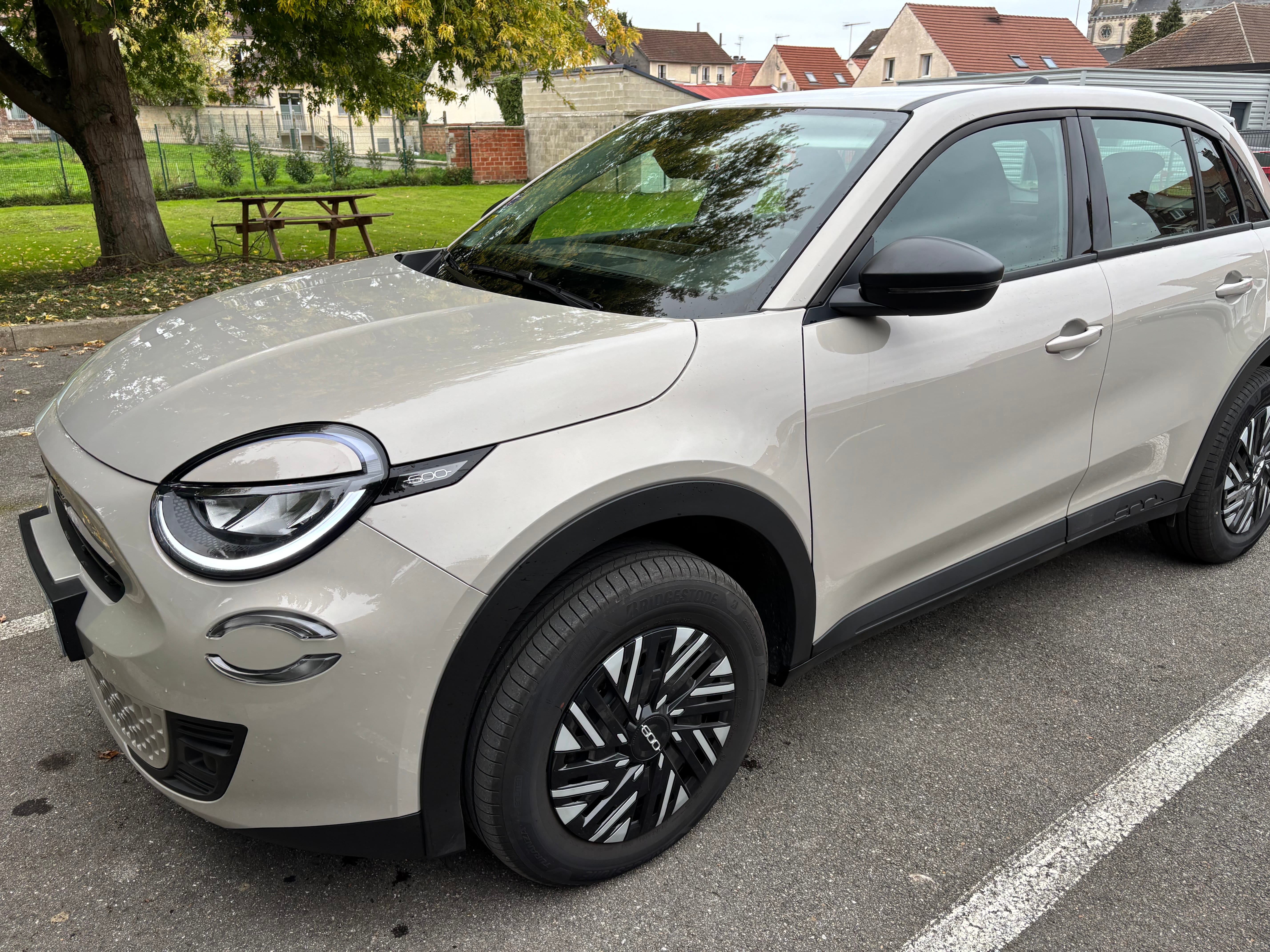 Fiat 600, 2025, Essence 95 / Électrique (hybride), automatique