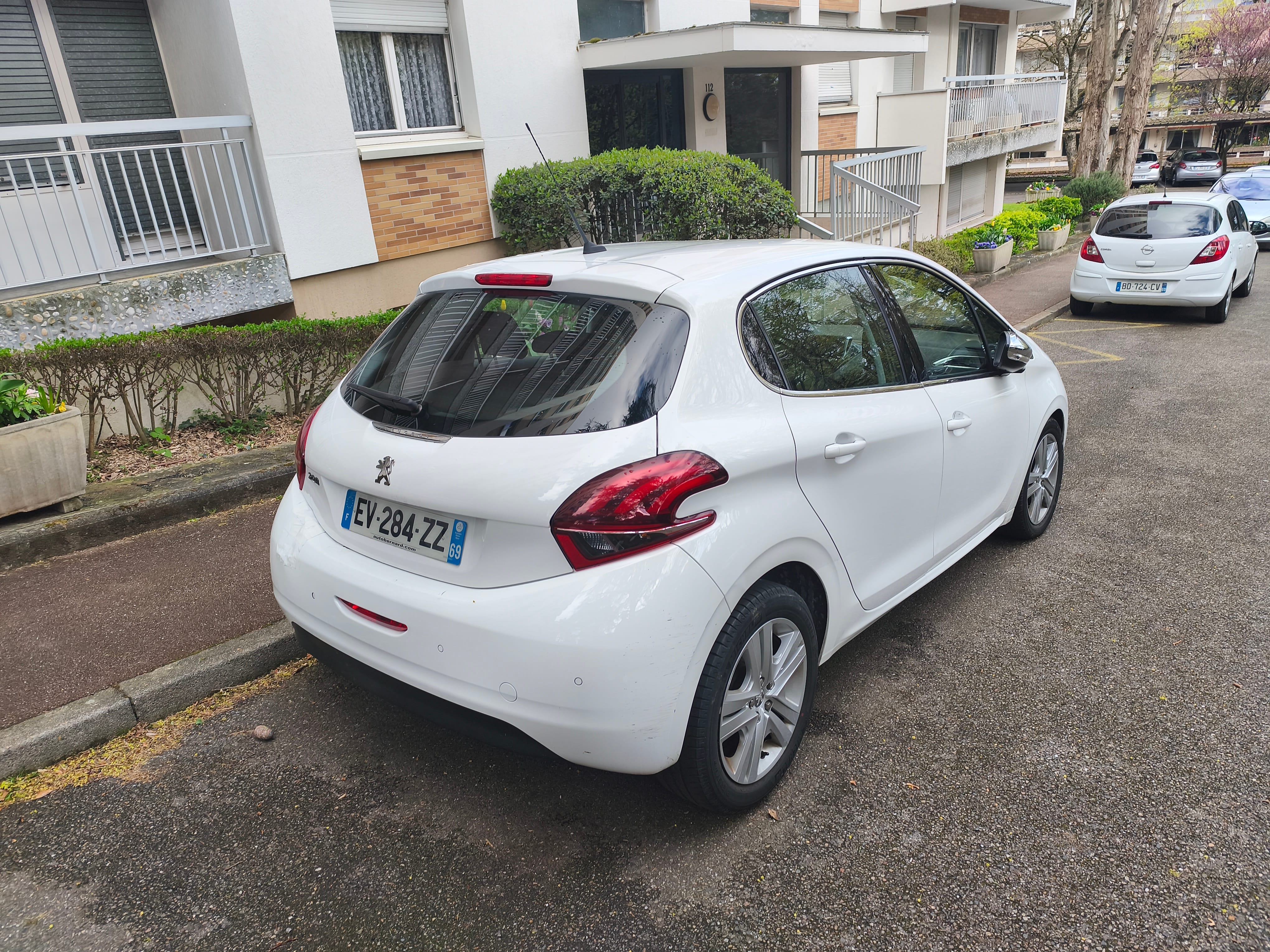 Peugeot 208 1.2 thp 110 cv with Backup camera
