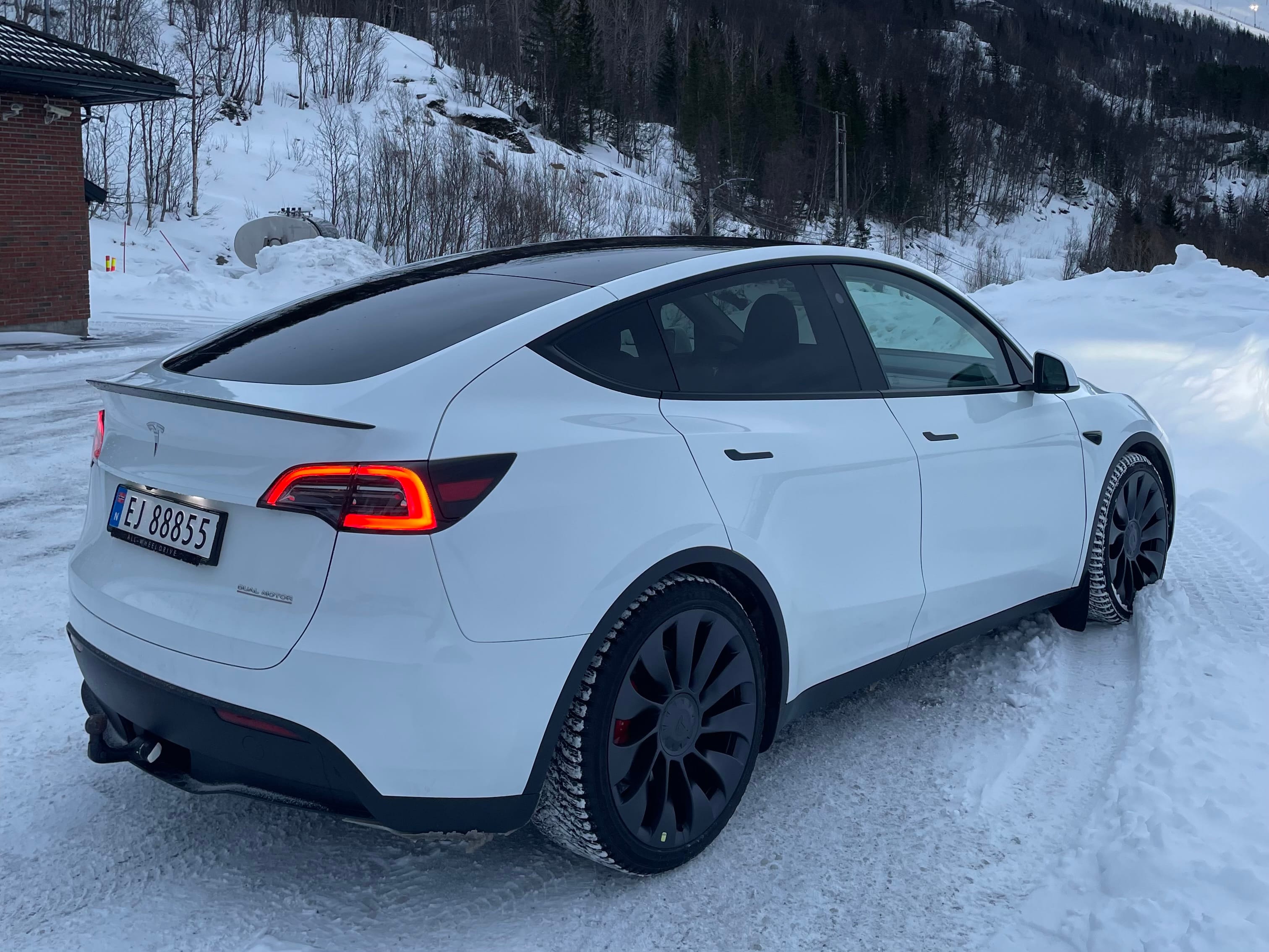 Tesla Model Y Performance med Aircondition