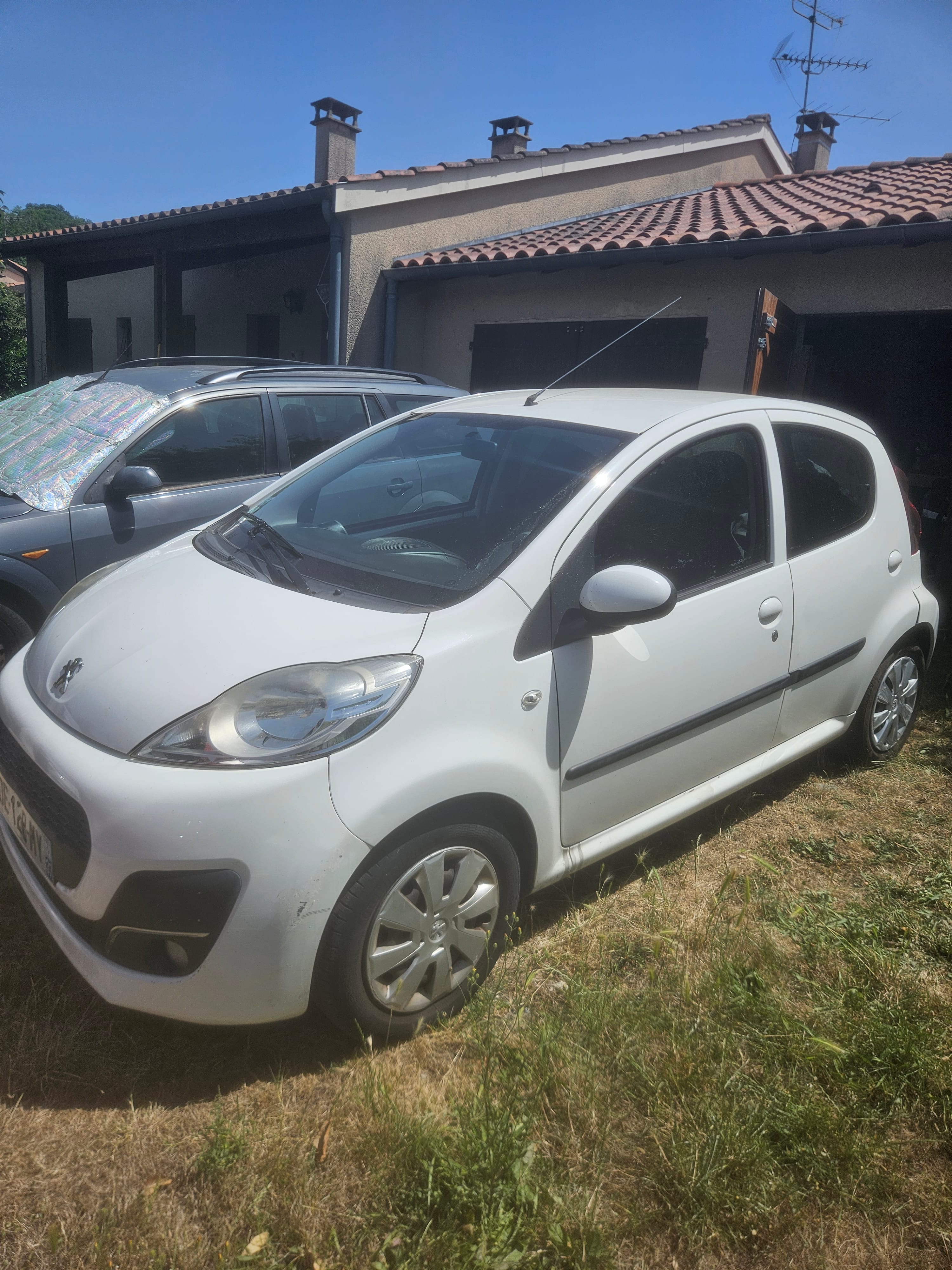 Peugeot 107 blanche avec clim met Airco