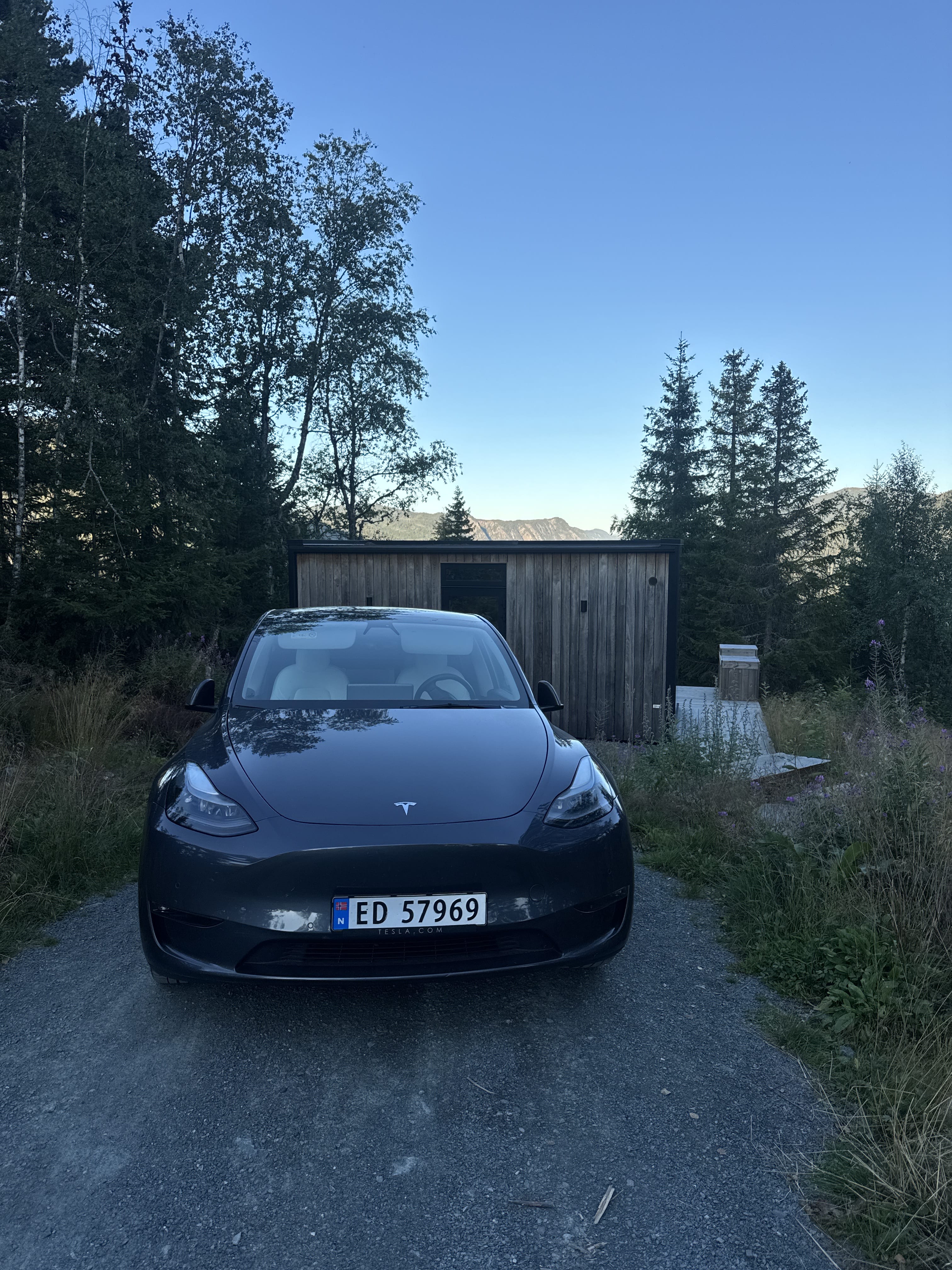 Tesla Model Y Long Range med sovemuligheter og dobbelmadrass, camping-mode, utvidet rekkevidde. med Lydinngang