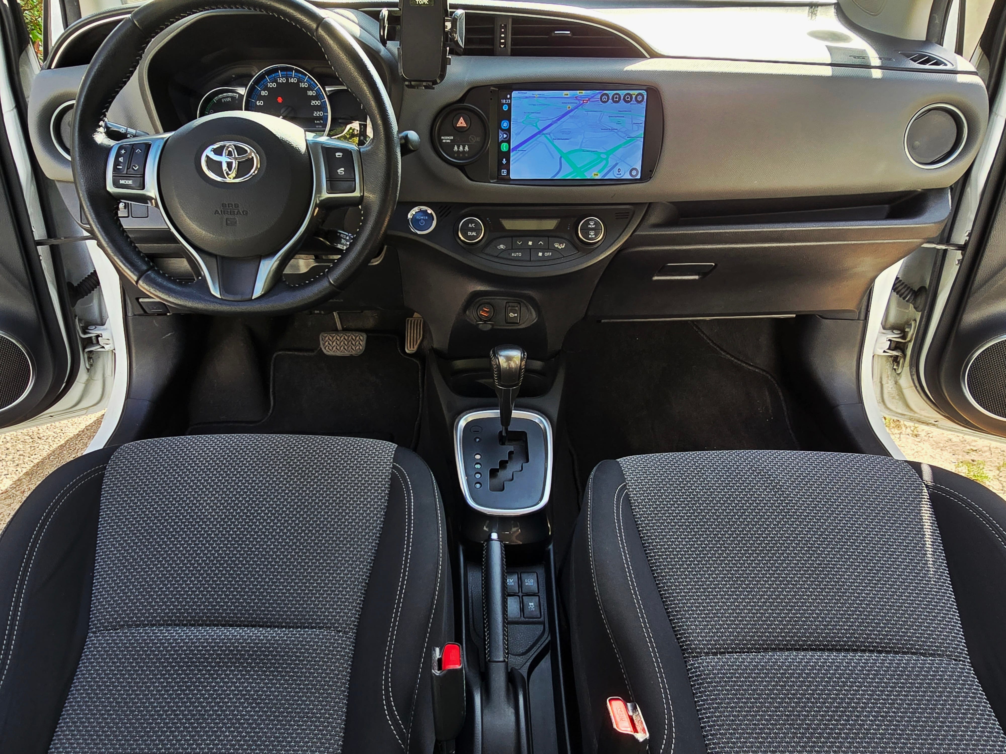 Toyota Yaris Hybride 100h avec GPS