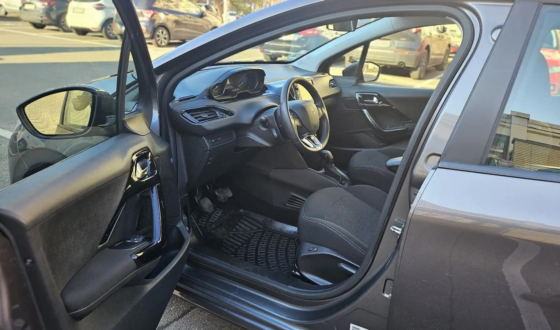 Peugeot 208 with Apple CarPlay