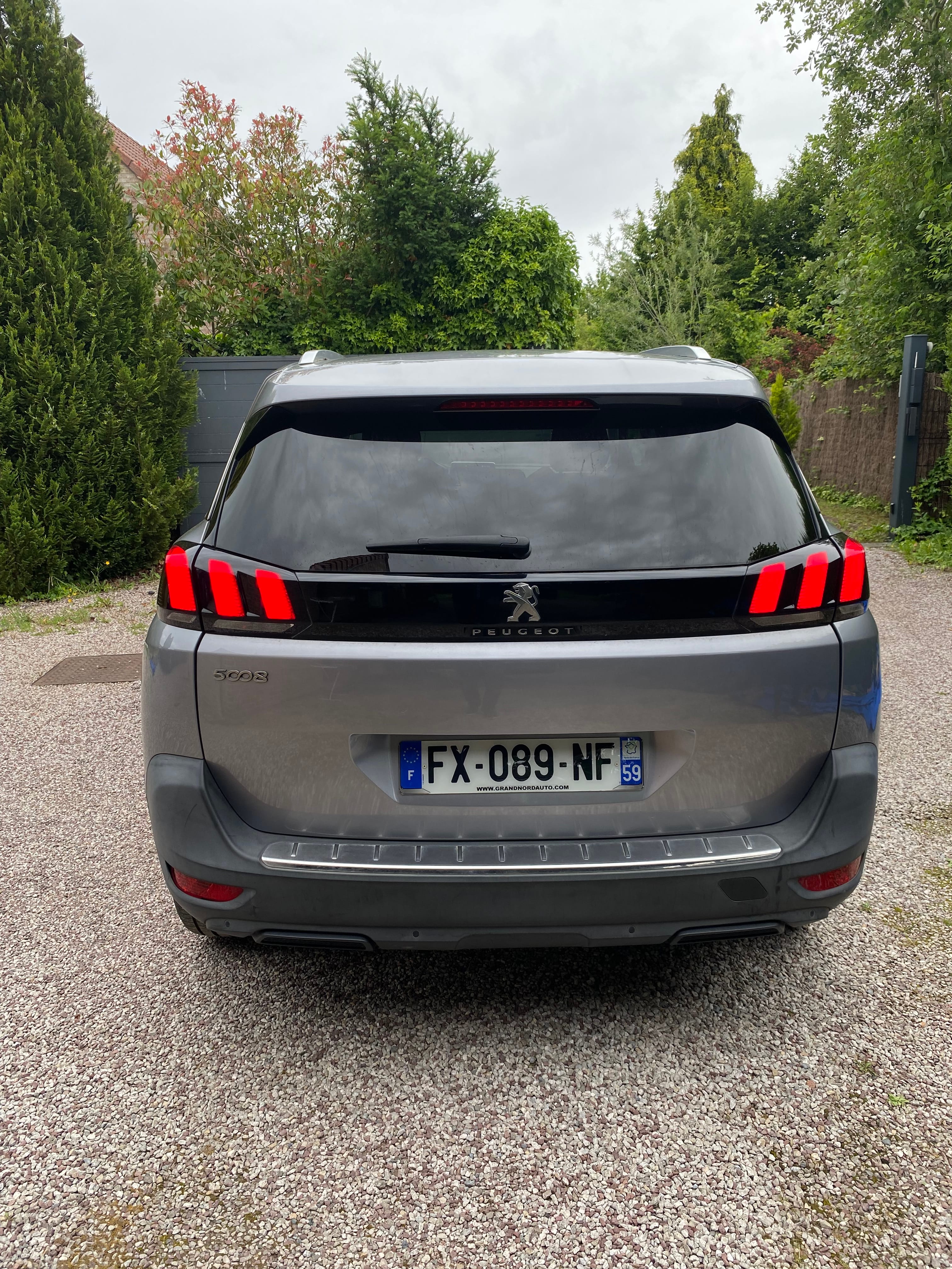 Peugeot 5008 avec GPS