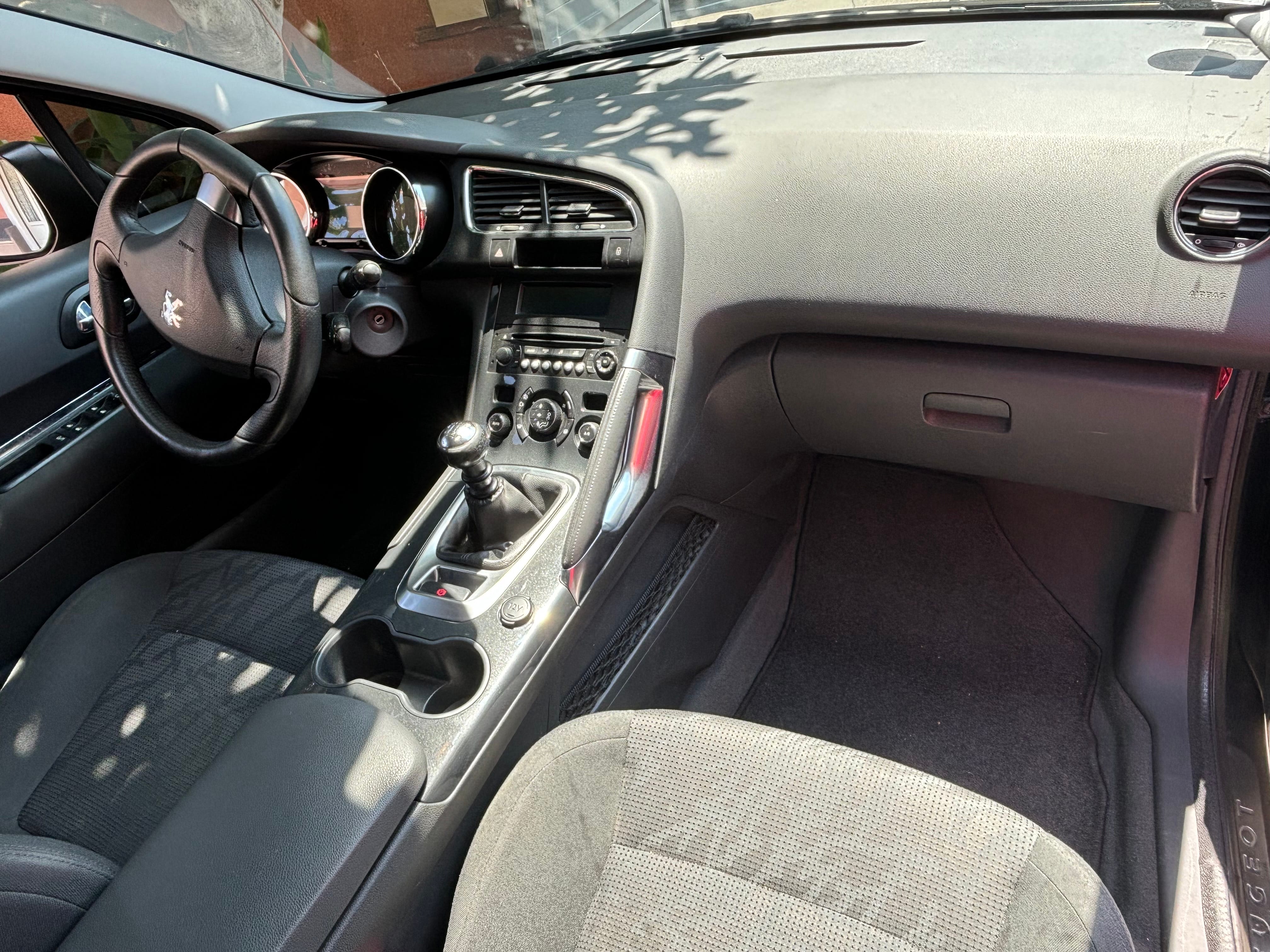 Peugeot 3008 with Baby seat
