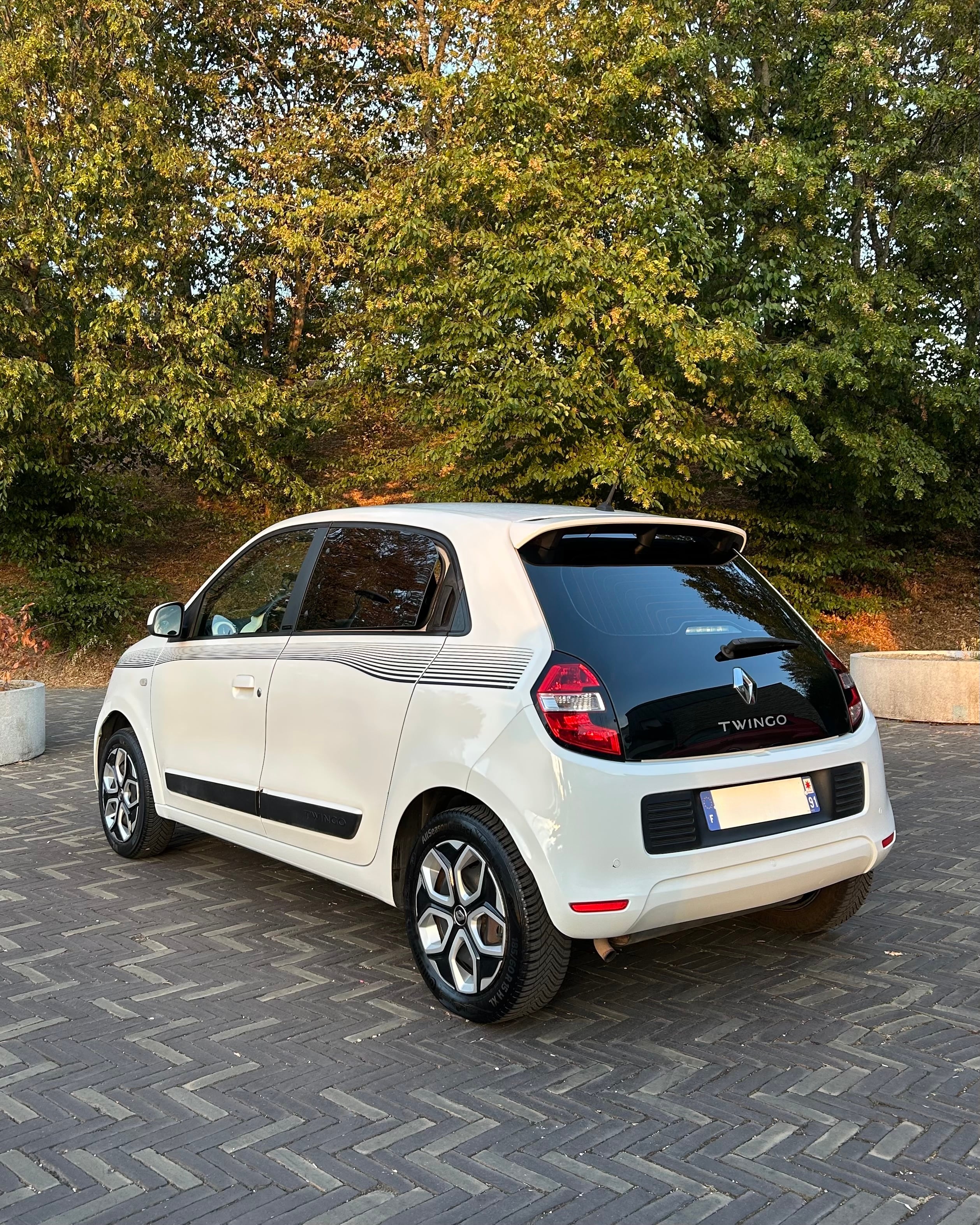 Renault Twingo III (Blanche avec bluetooth et radars de recul) avec Audio Bluetooth