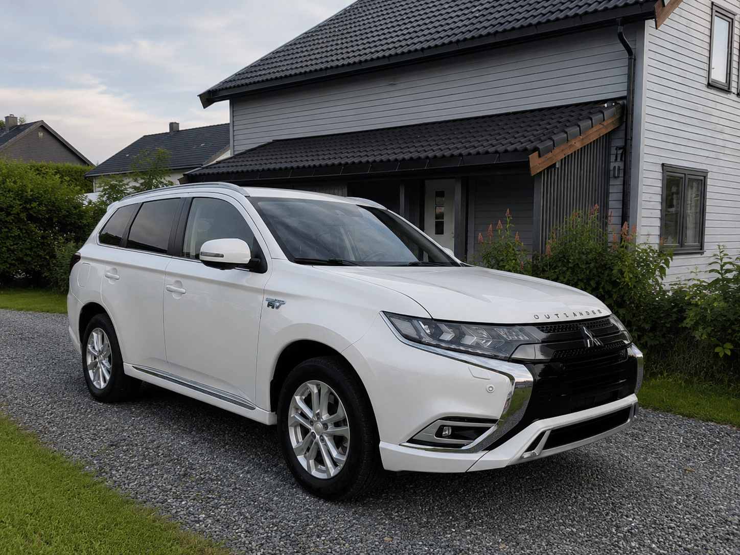 Mitsubishi Outlander Hybrid med GPS
