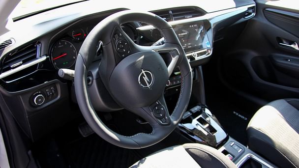 Opel Corsa avec Entrée audio / iPod