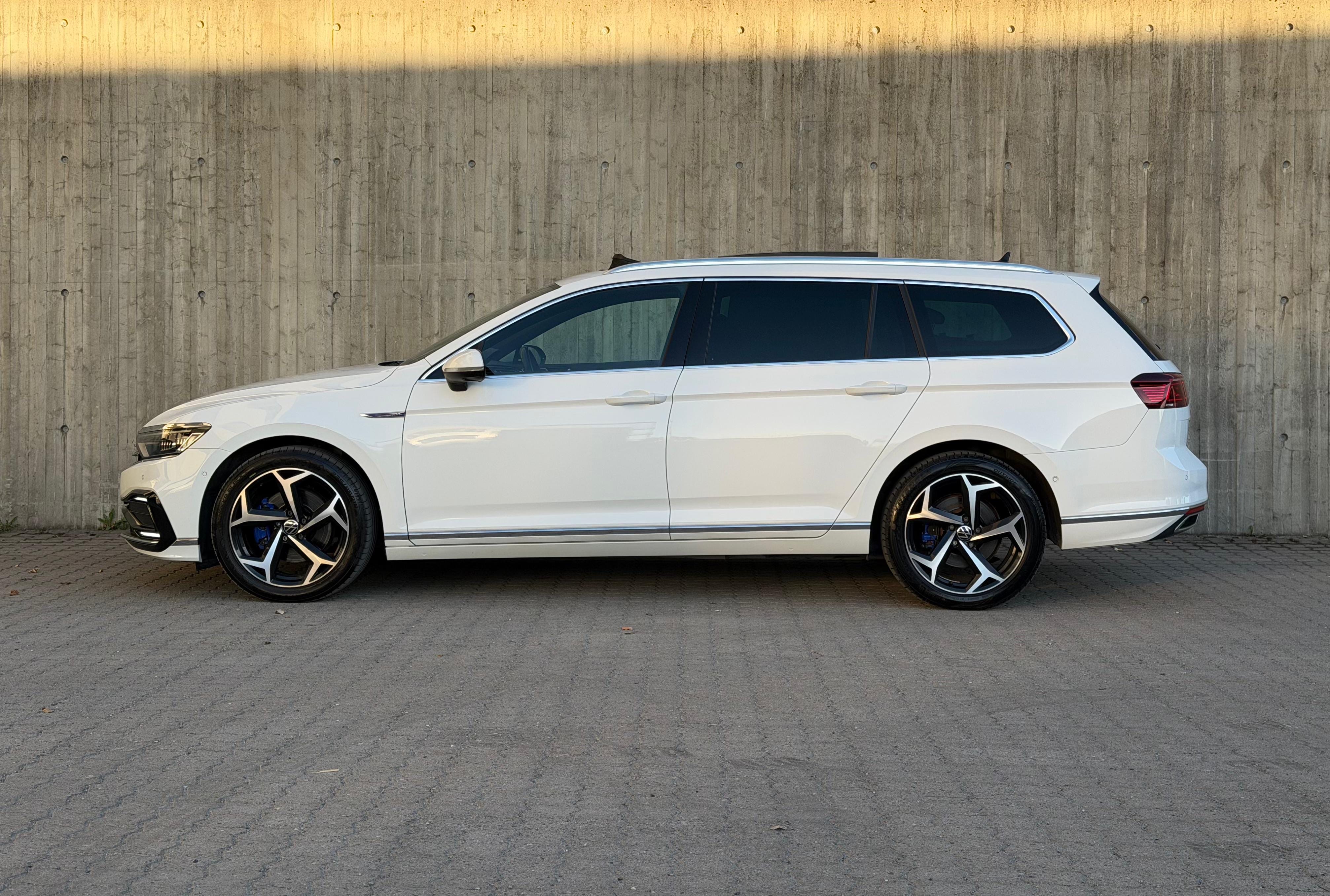 Volkswagen Passat SW GTE with Backup camera