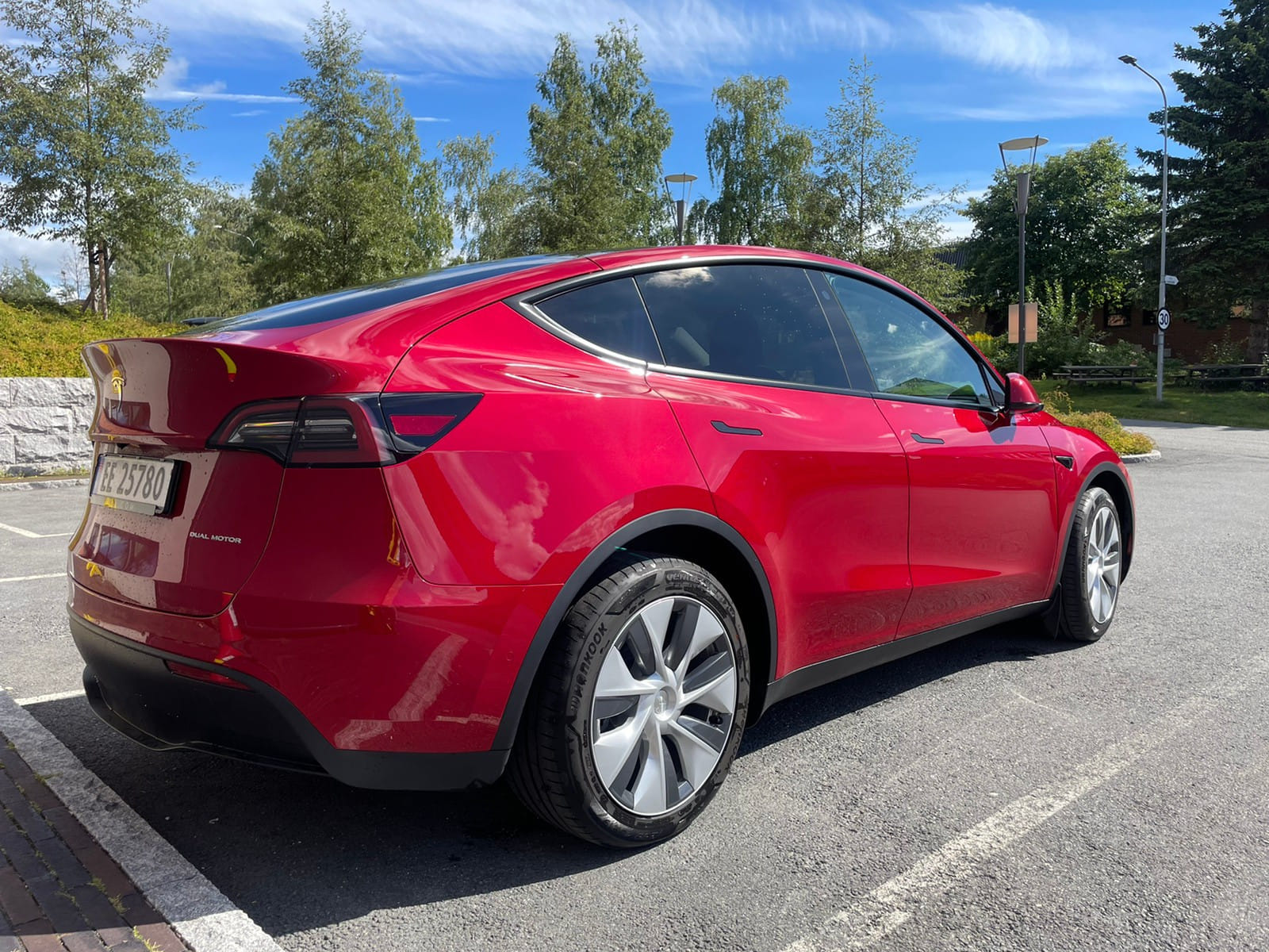 Tesla Model Y - keyless med Tesla-app med GPS