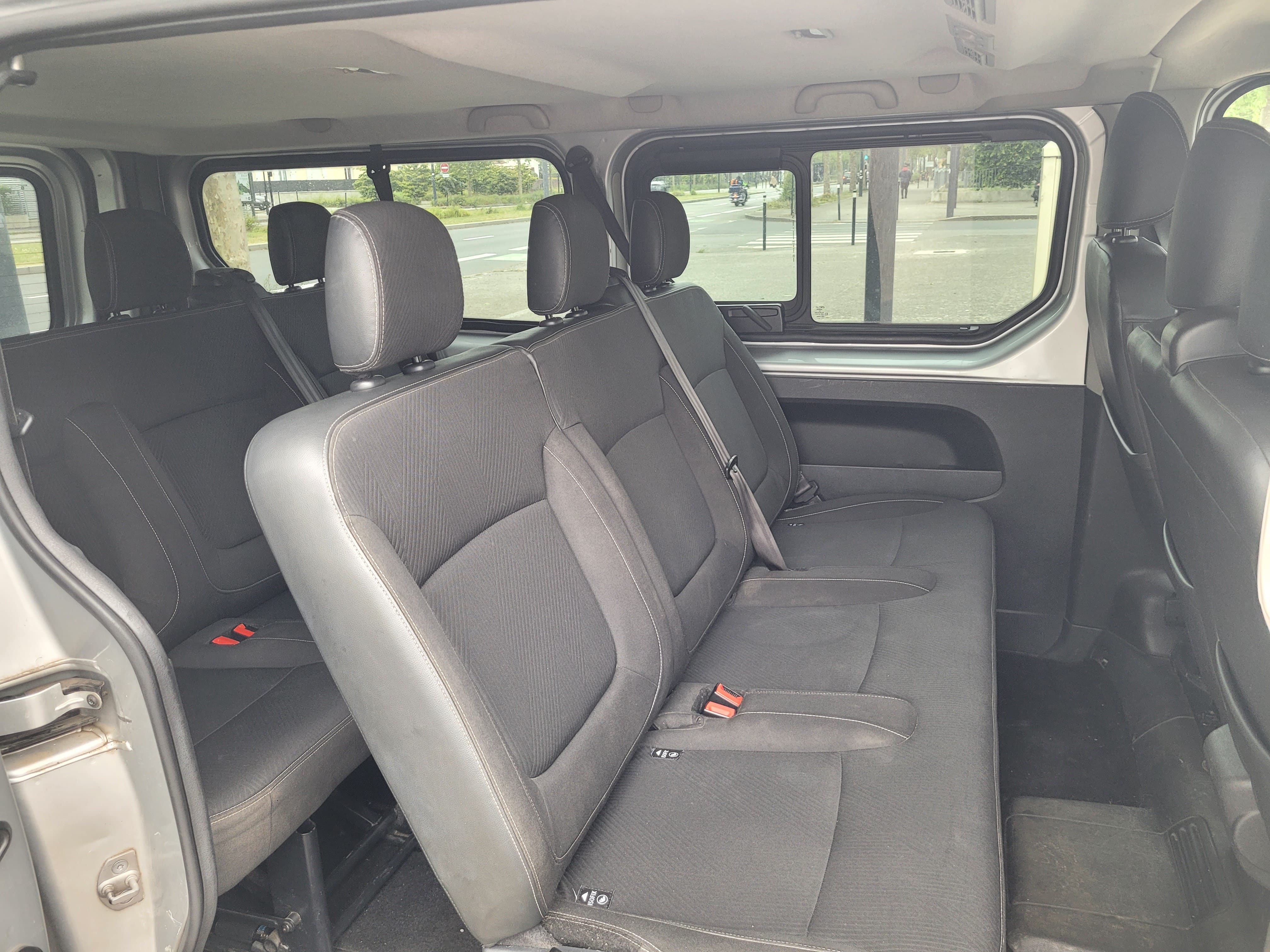 Renault Trafic Passenger mit Kindersitz
