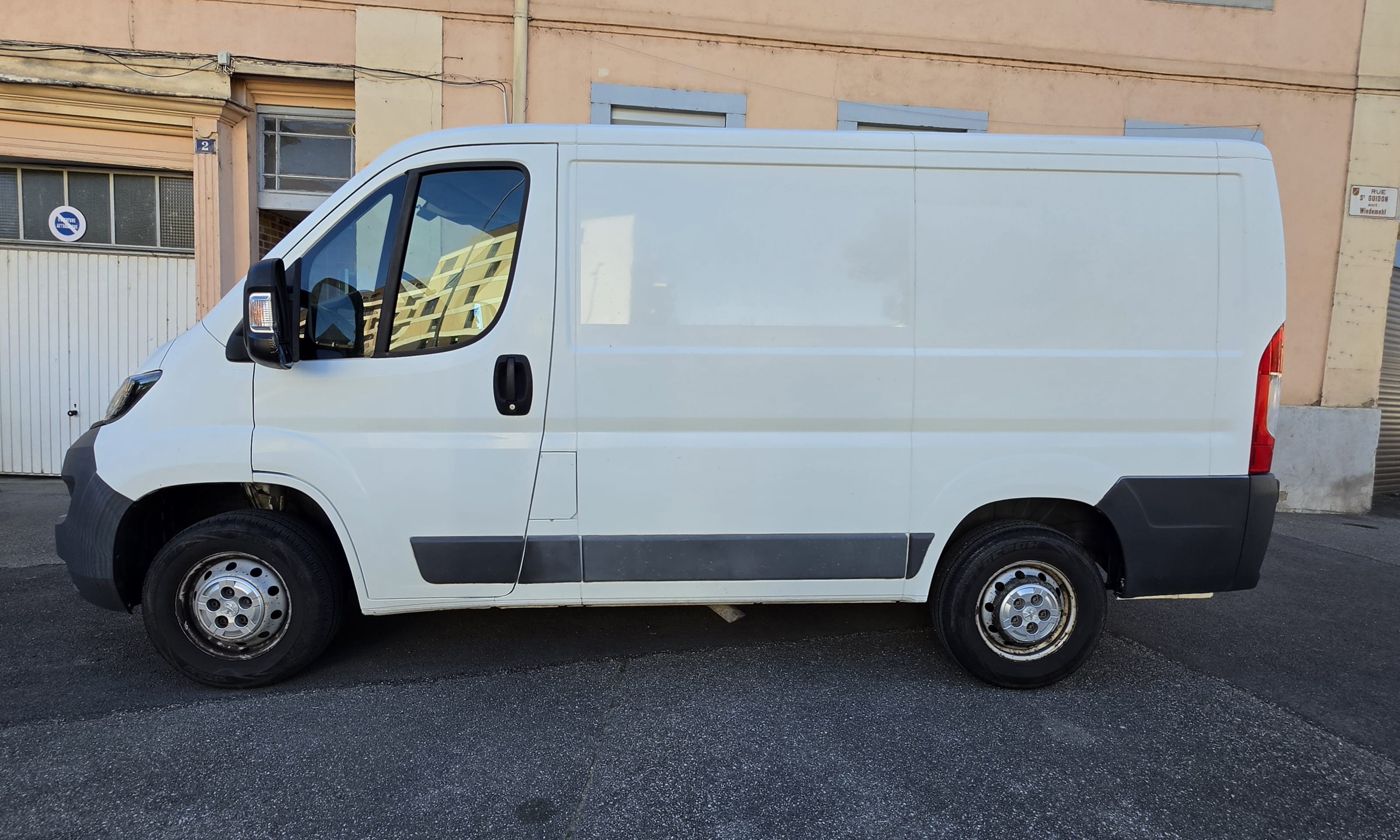Peugeot Boxer Peugeot Boxer L1H1 – 8m3 - Réservation instantanée arrivée autonome avec Audio Bluetooth