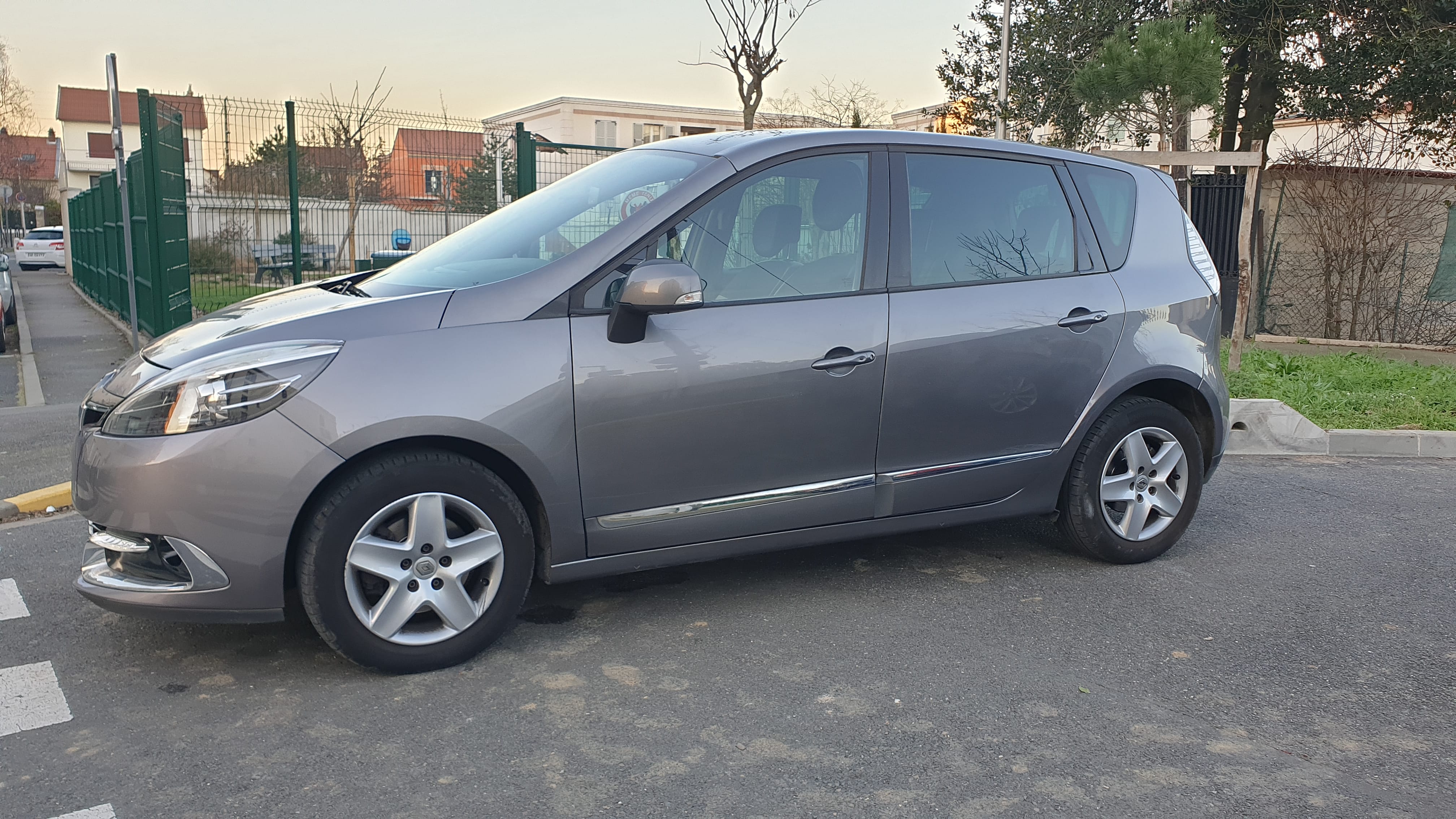 Renault Scenic 5 place - PARIS 19 ème - EE308QN avec Climatisation