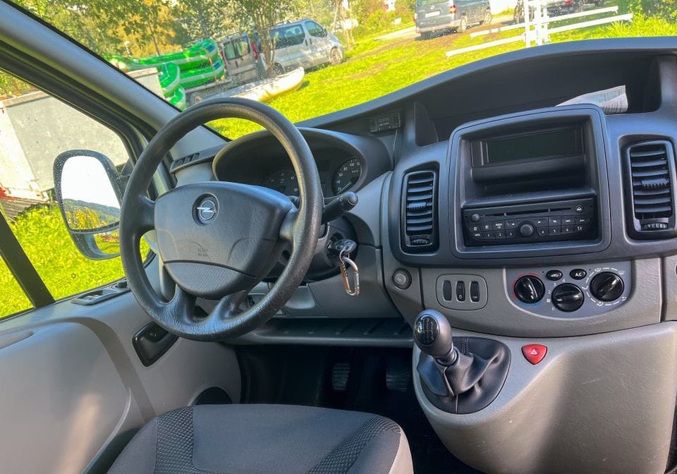Opel Vivaro Minibuss 9 Seter med Tilhengerfeste