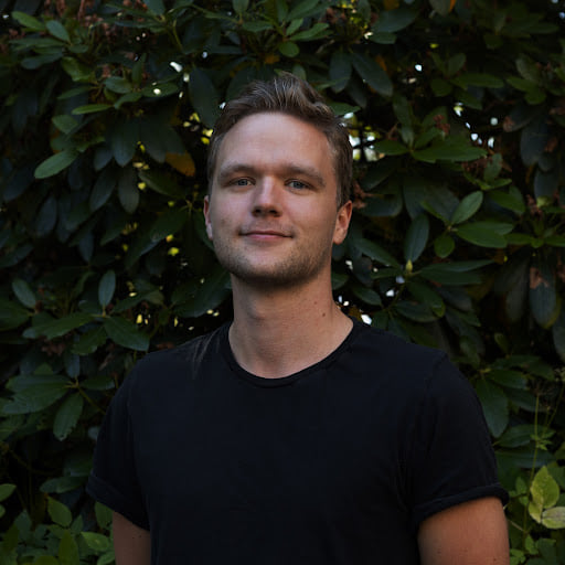 André