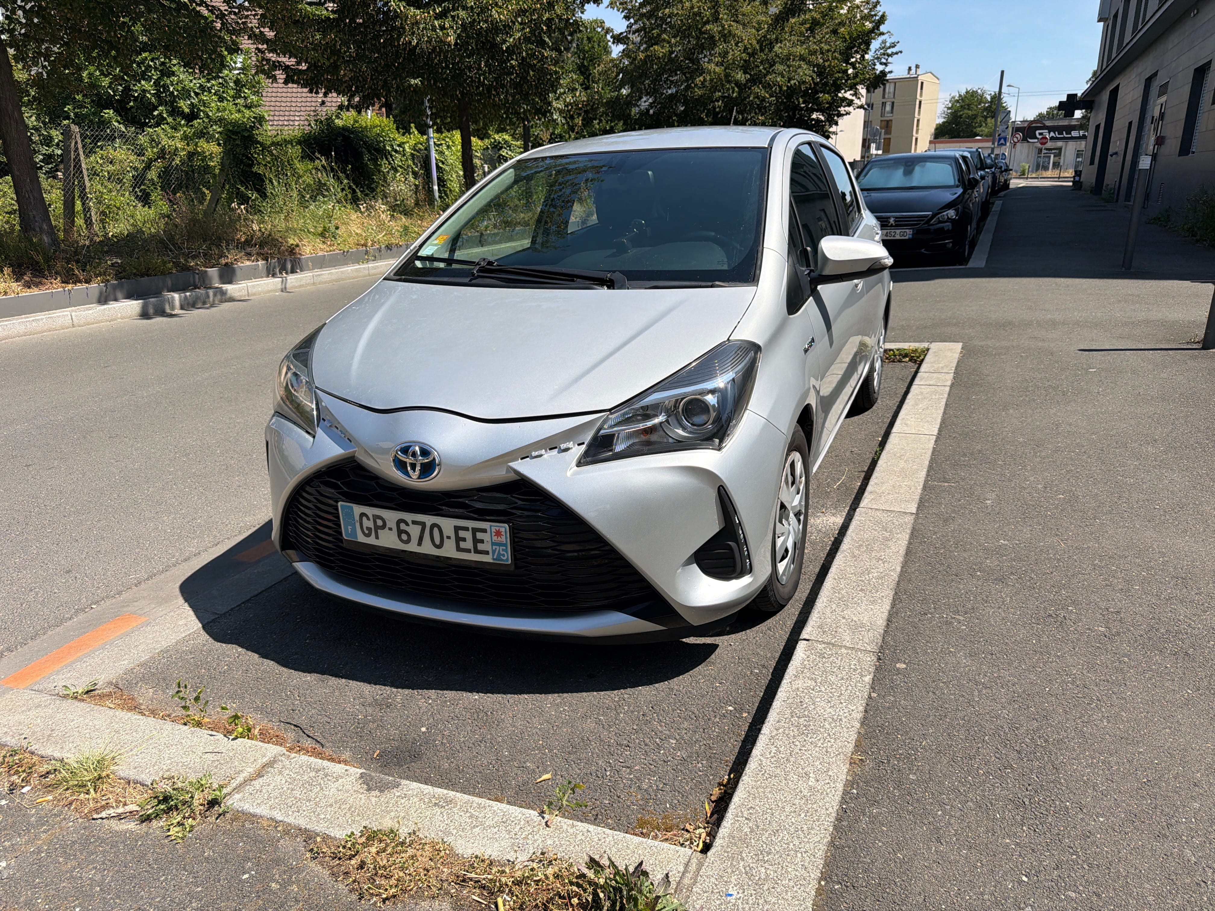 Toyota Yaris Hybride, 2015, Essence 95 / Électrique (hybride), automatique