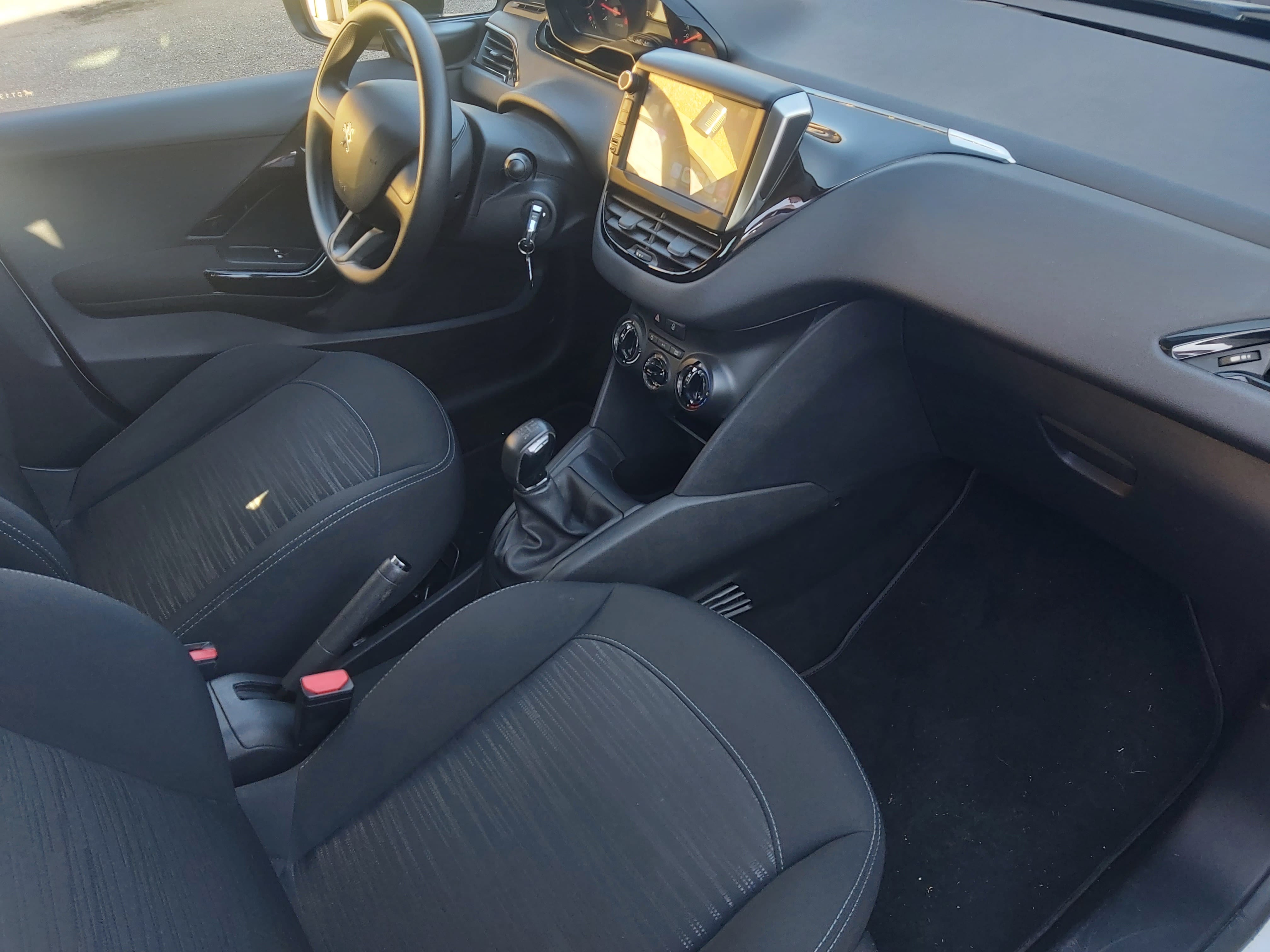 Peugeot 208 avec Apple CarPlay