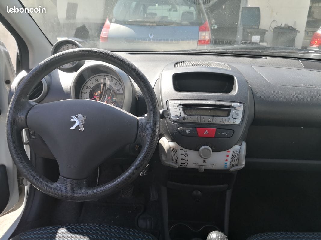 Peugeot 107 avec Entrée audio / iPod