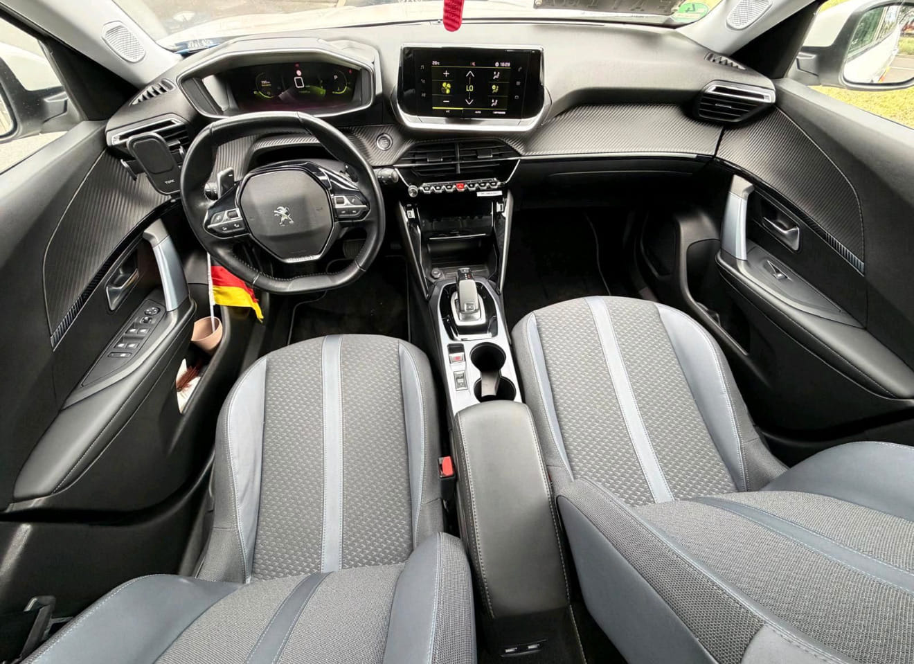 Peugeot e-2008 mit Navigationsgerät