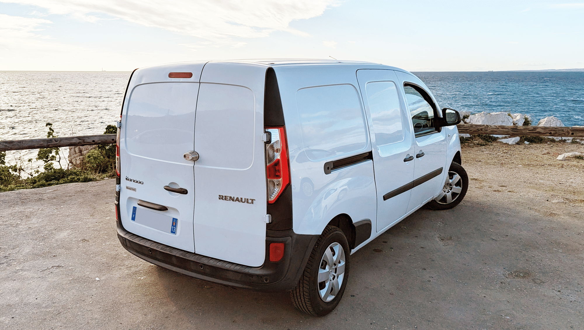 Renault Kangoo Express Kangoo MAXI (Grand Volume) – Accès 24/7 & Parking Gratuit avec Audio Bluetooth