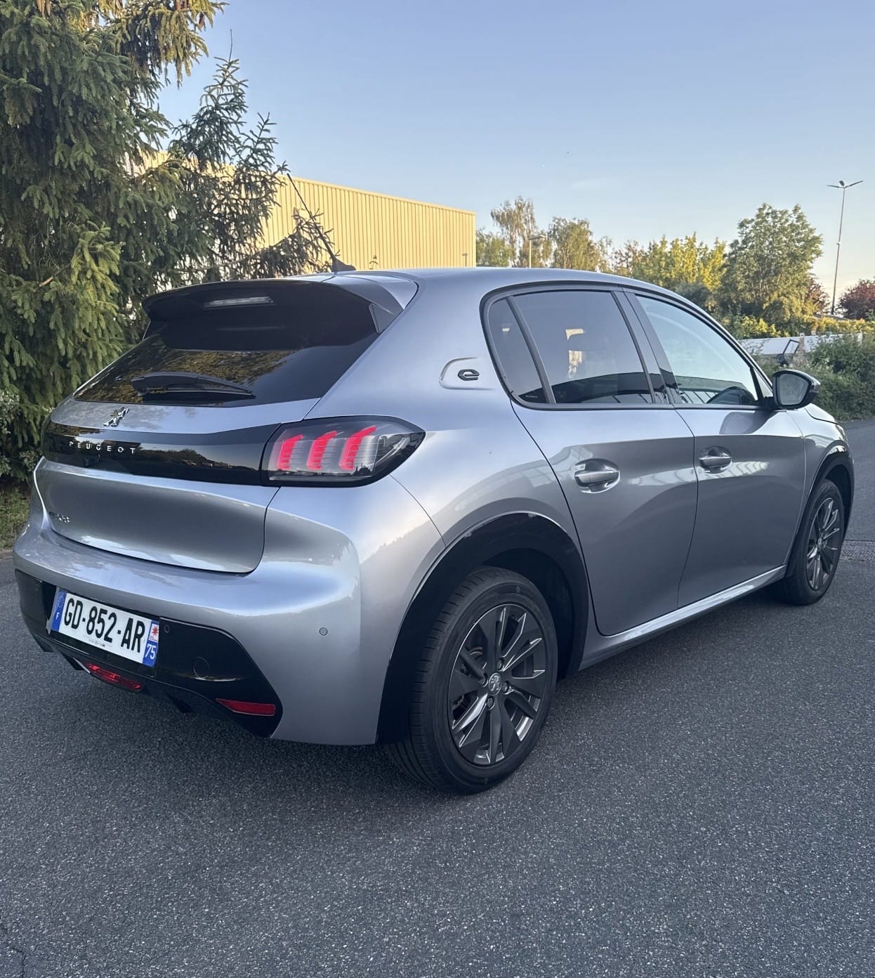 Peugeot e-208 Allure (100% électrique) mit Bluetooth-Audio