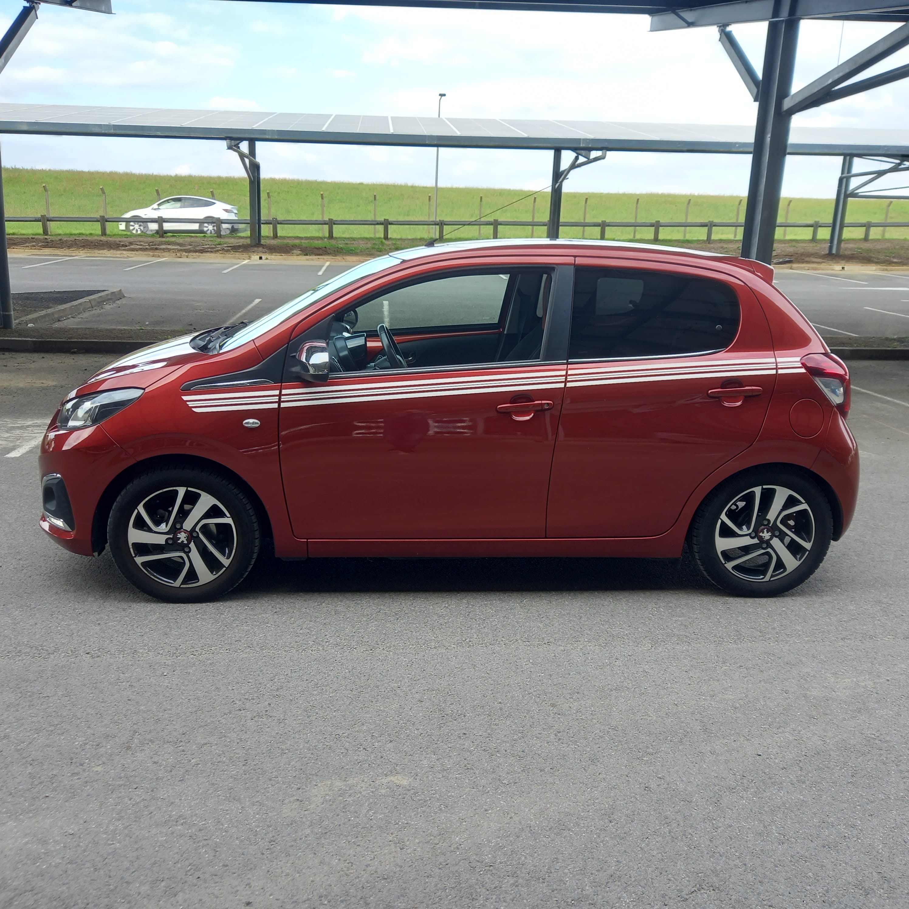 Peugeot 108 COLLECTION BORDEAUX with Bluetooth audio