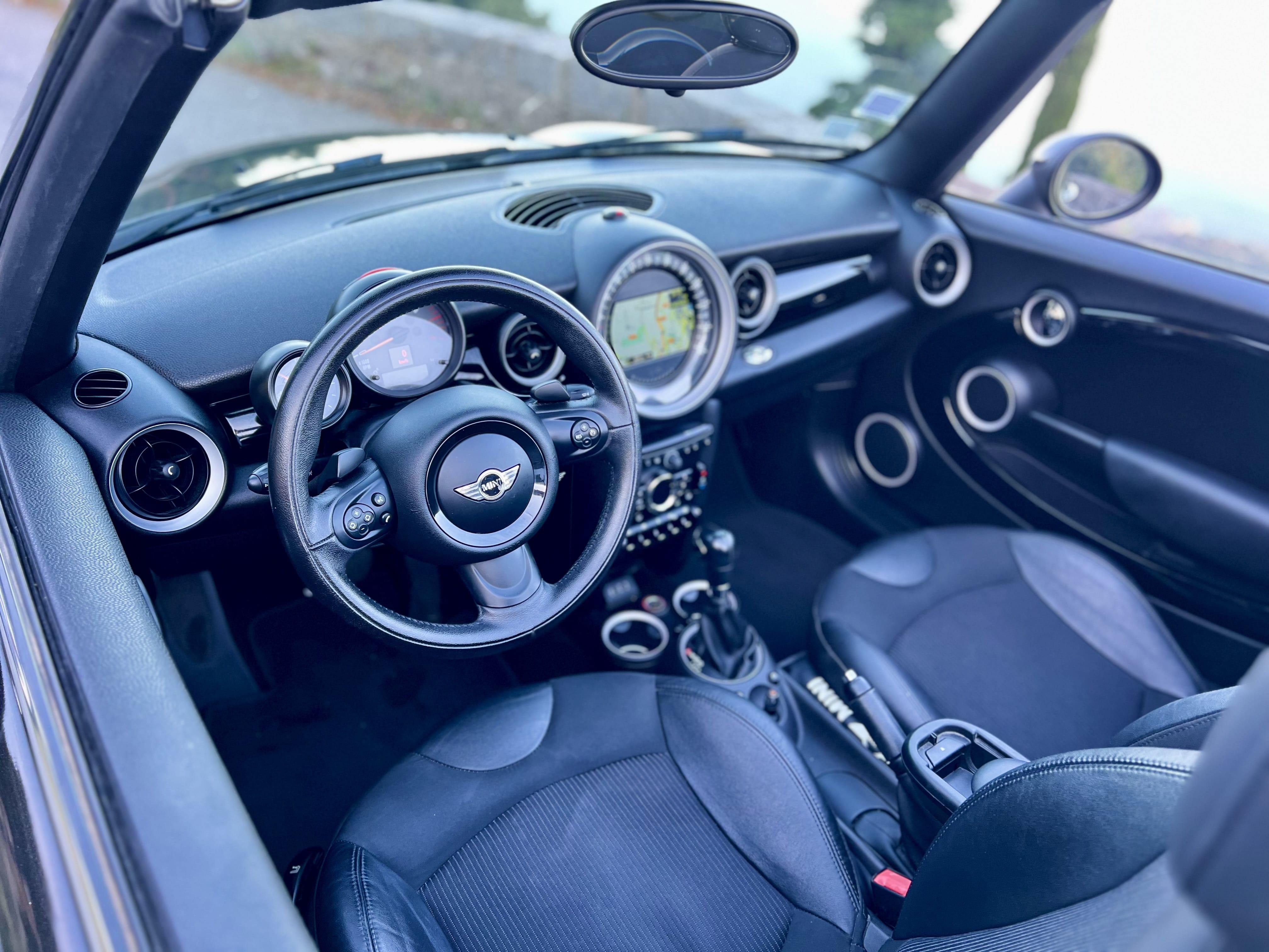 Mini Cabriolet Red hot automatique with Cruise control