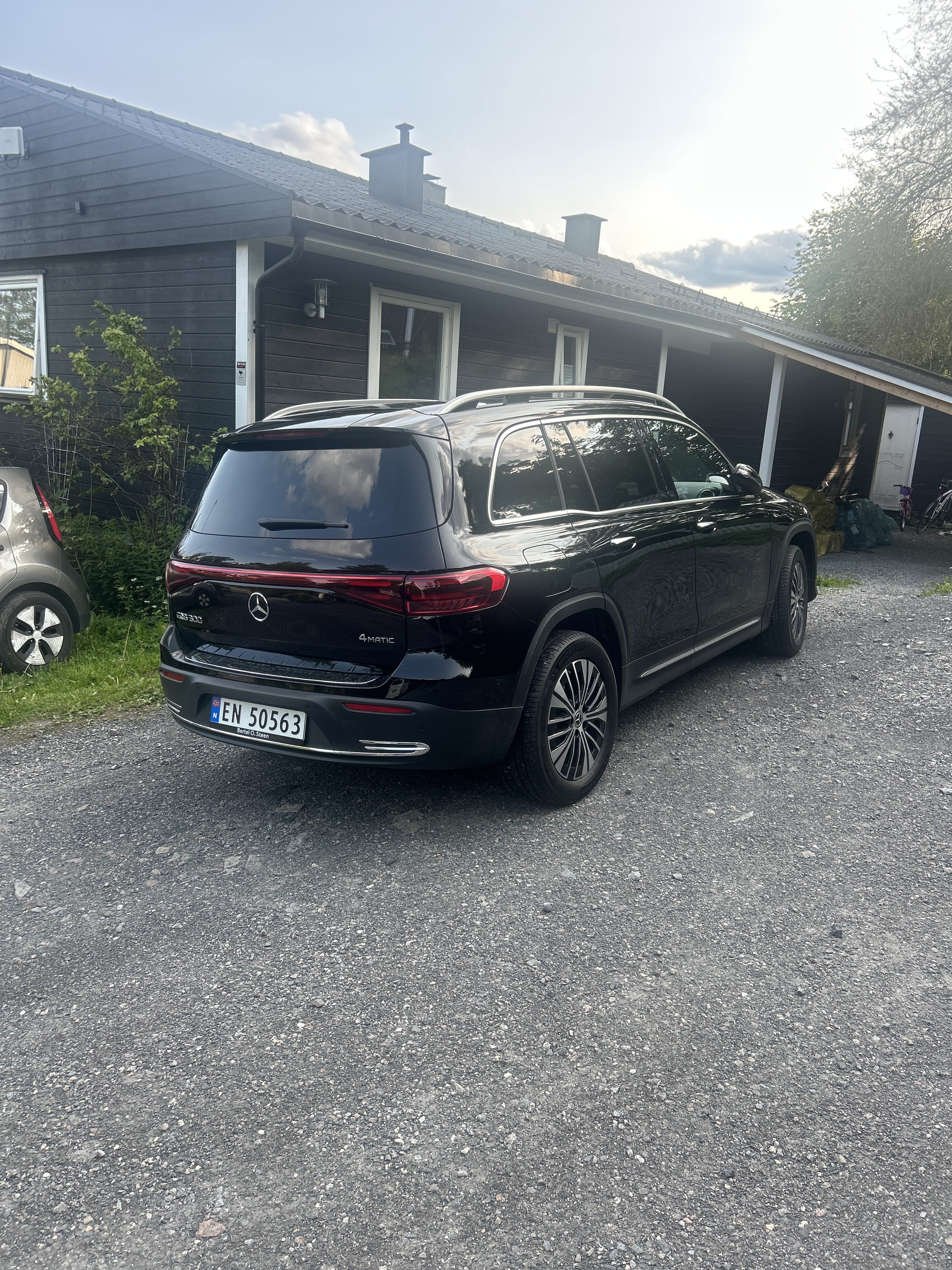 Mercedes-Benz EQB 300 4MATIC med GPS