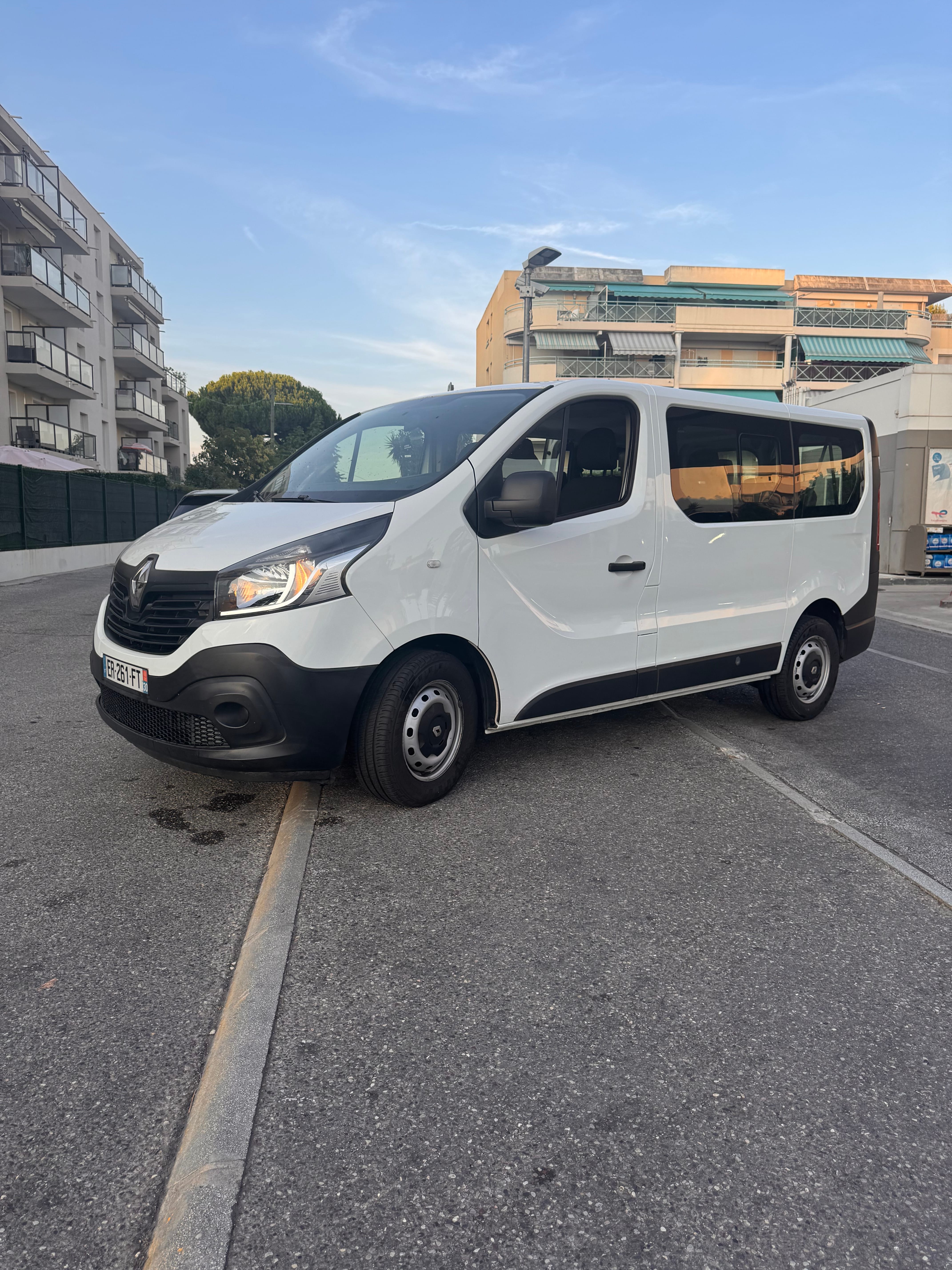 Renault Trafic Passenger, 2017, Diesel, 9 seats and above