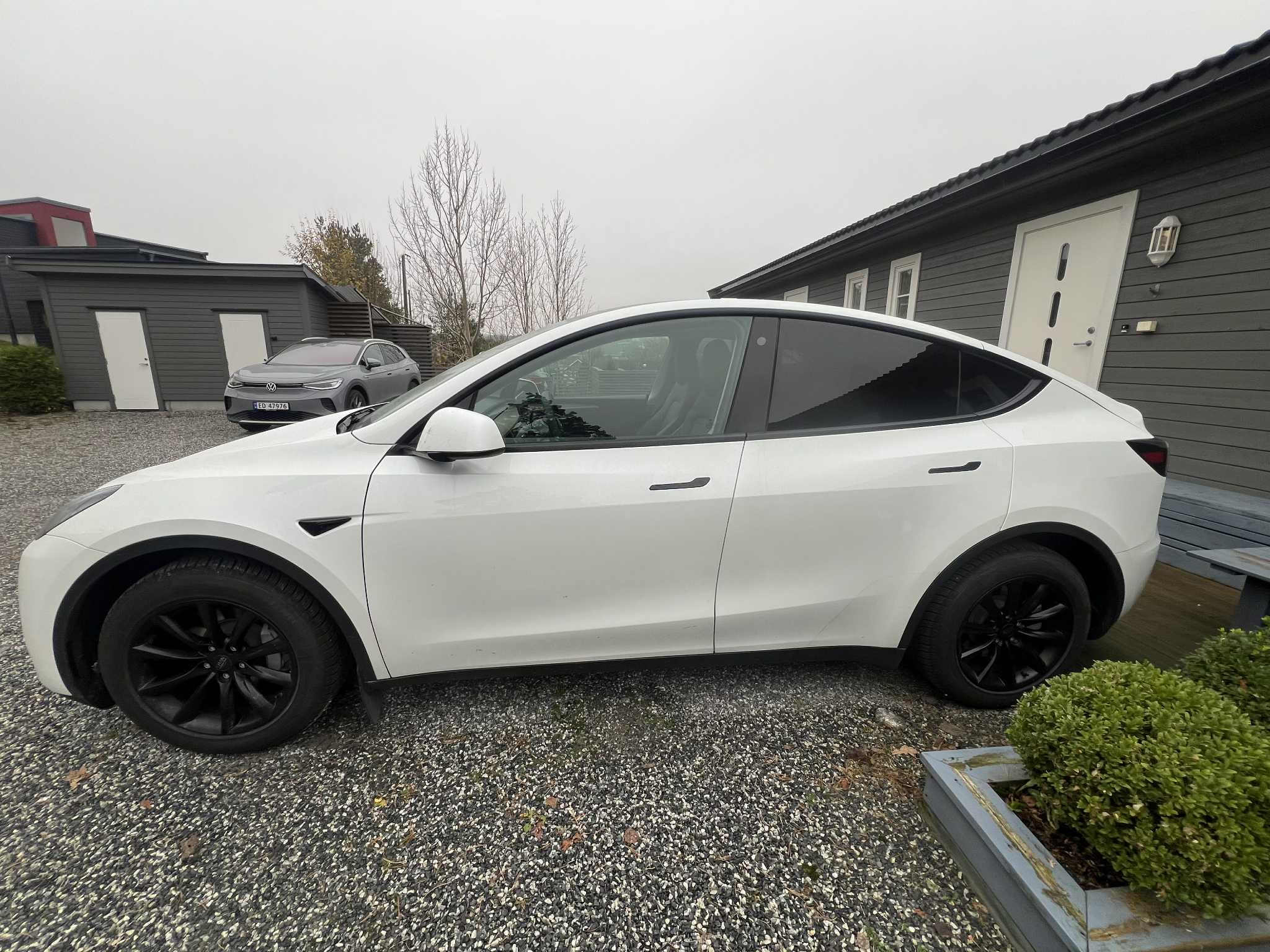Tesla Model Y Long Range med Bluetooth audio