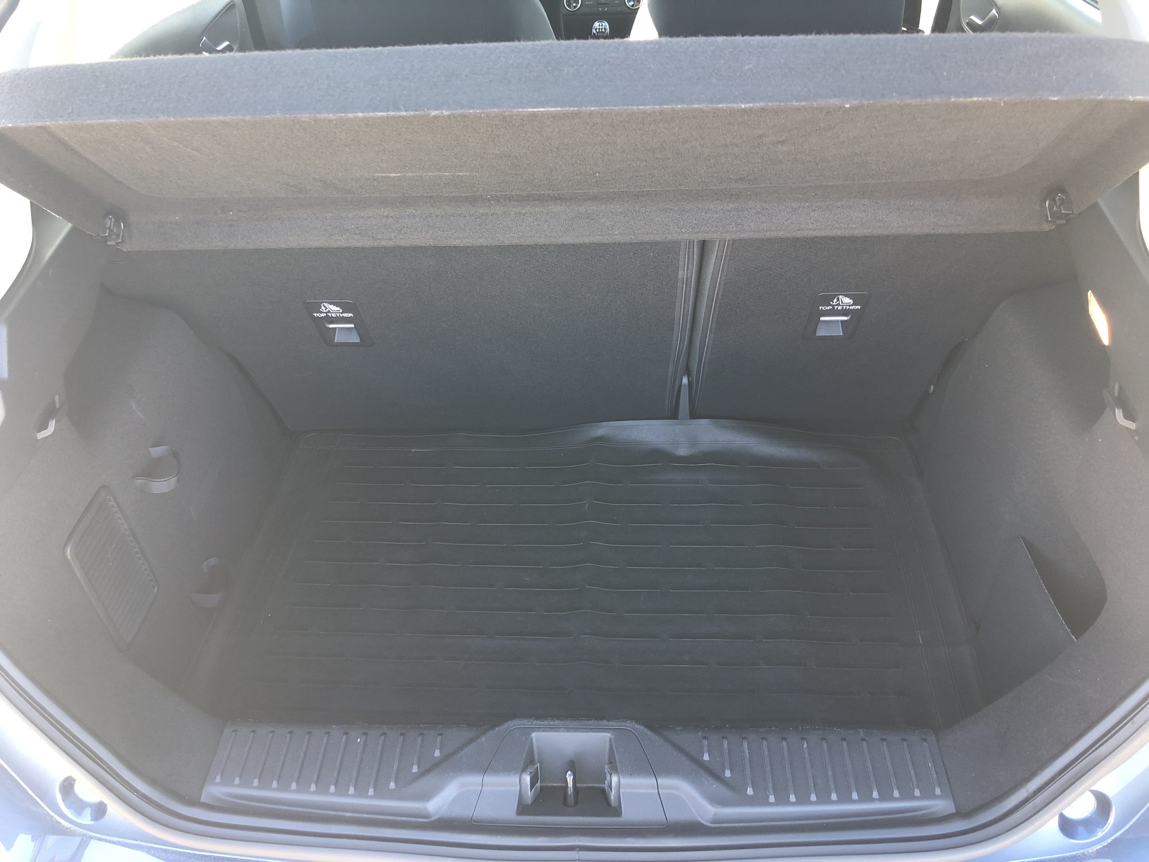 Ford Fiesta 1.1i Cool & Connect, Airco (gare du Midi)