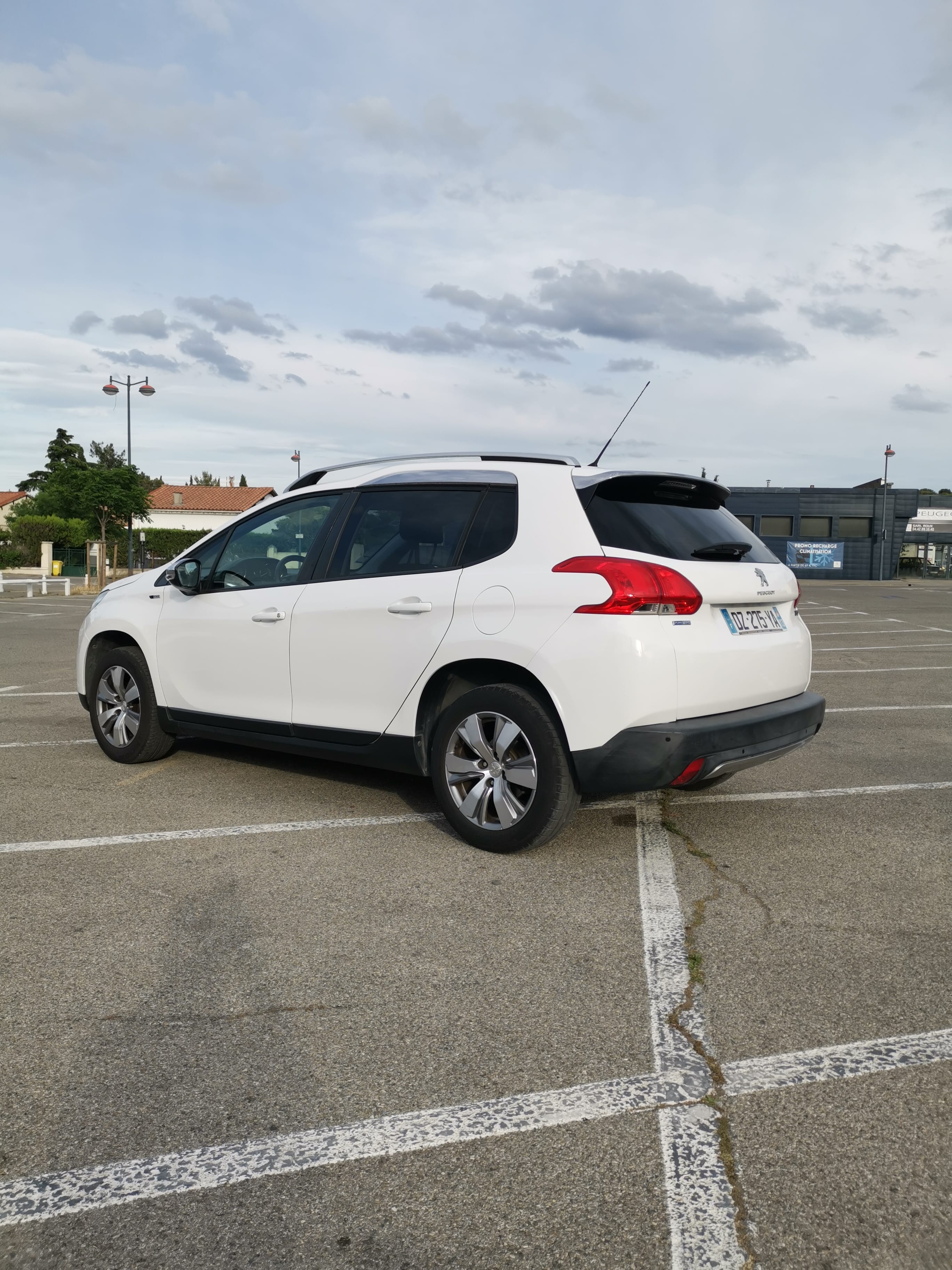 Peugeot 2008 Style 1.2l 82cv with Cruise control