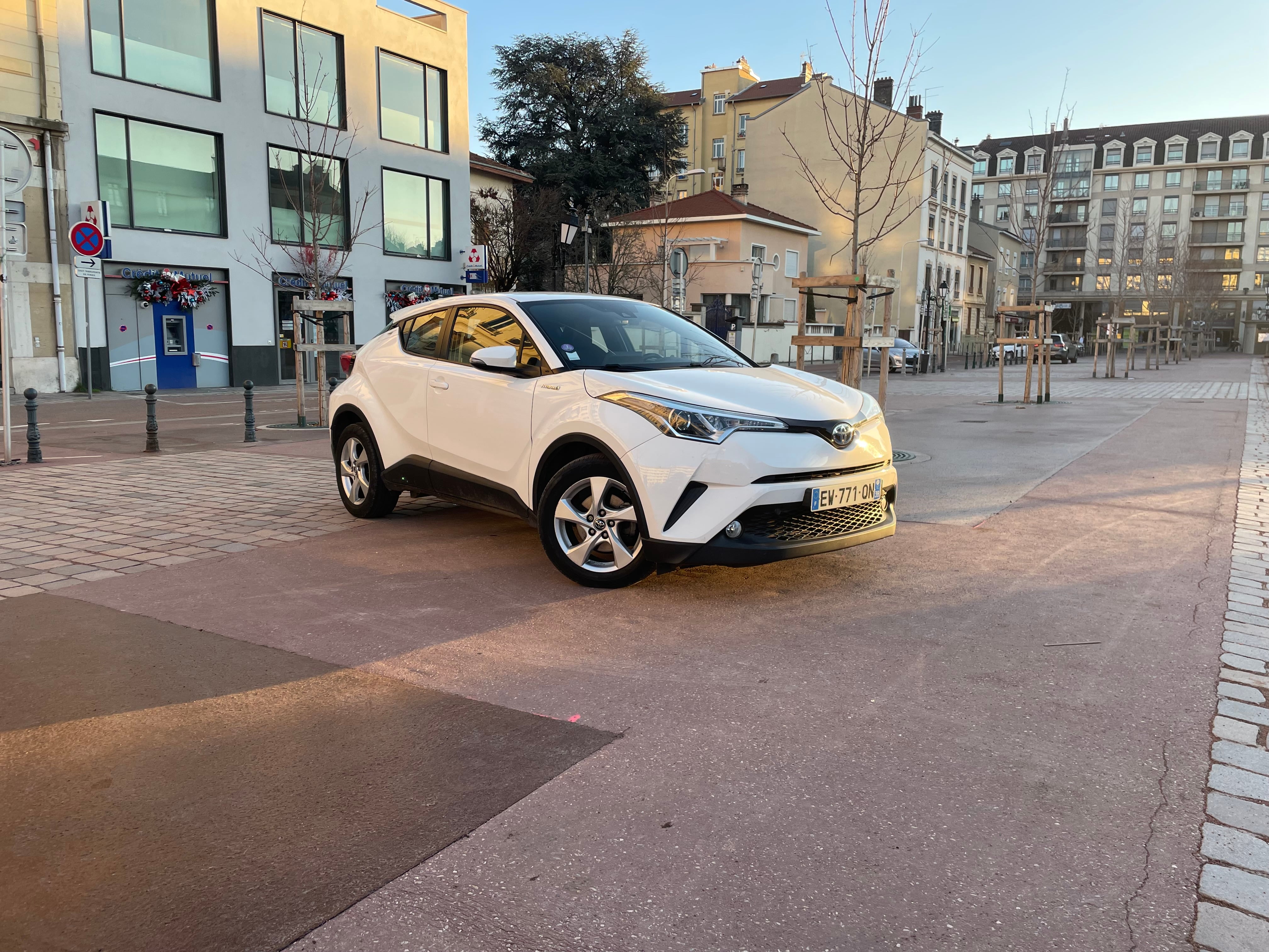 Toyota C-HR Hybrid, 2018, Essence 98 / Électrique (hybride), automatique