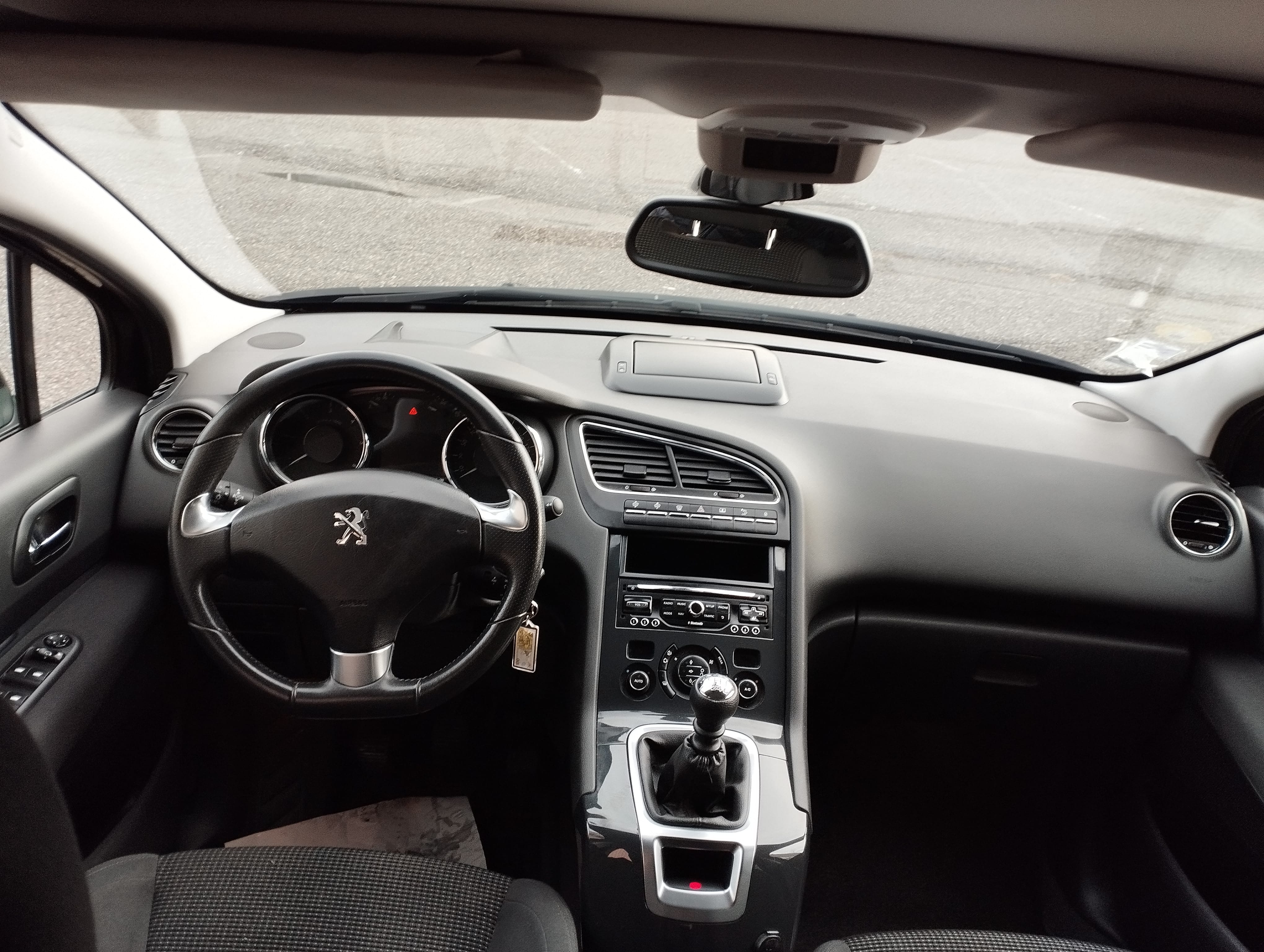 Peugeot 5008 avec GPS