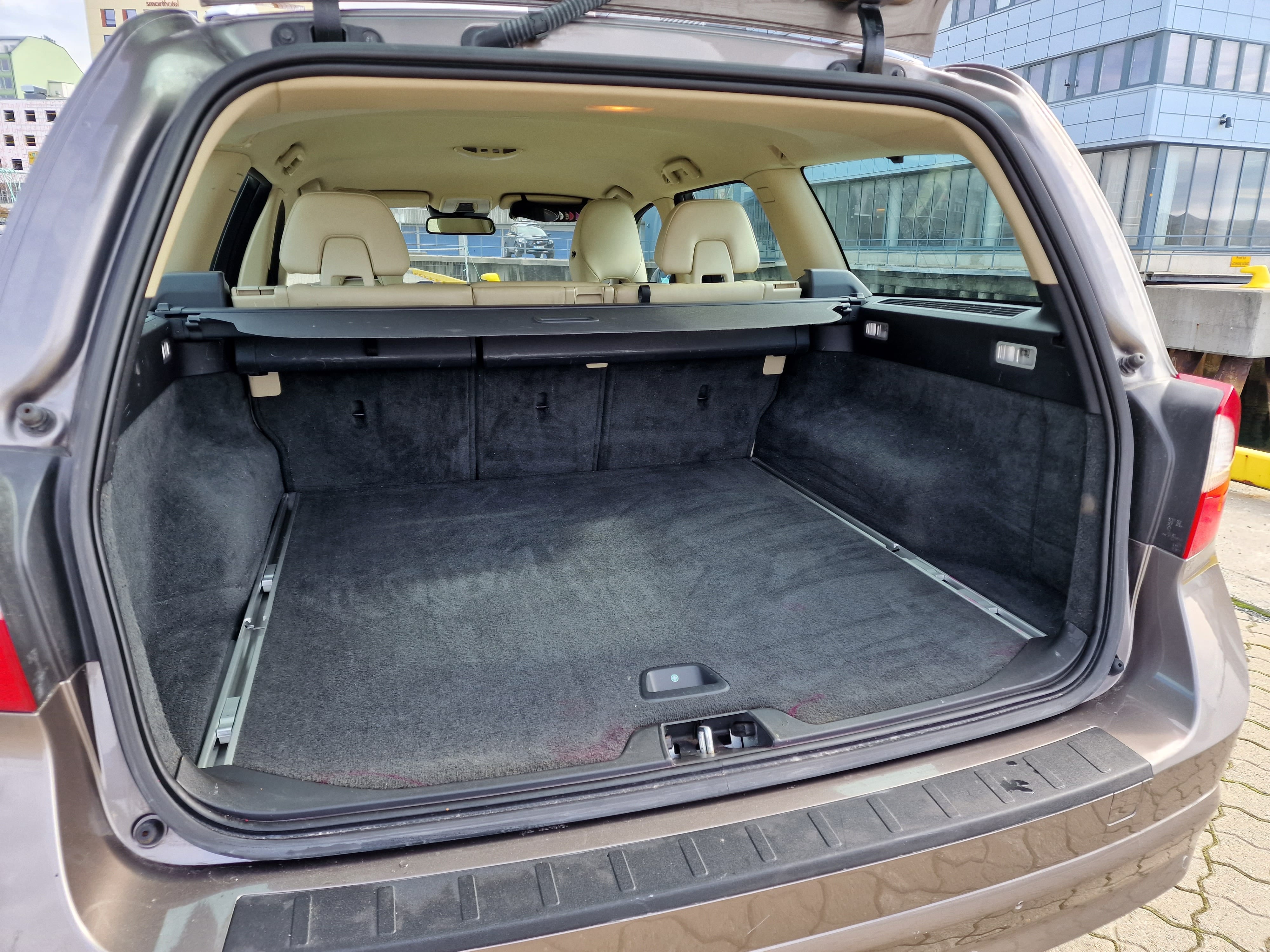 Volvo V70 with Audio / iPod input