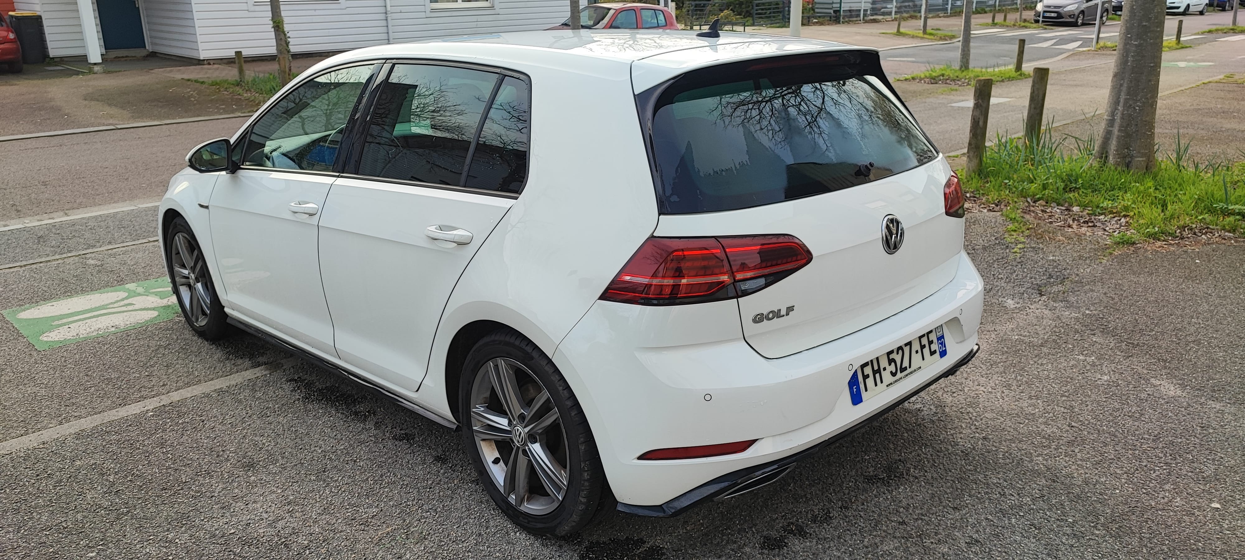 Volkswagen Golf mit Navigationsgerät