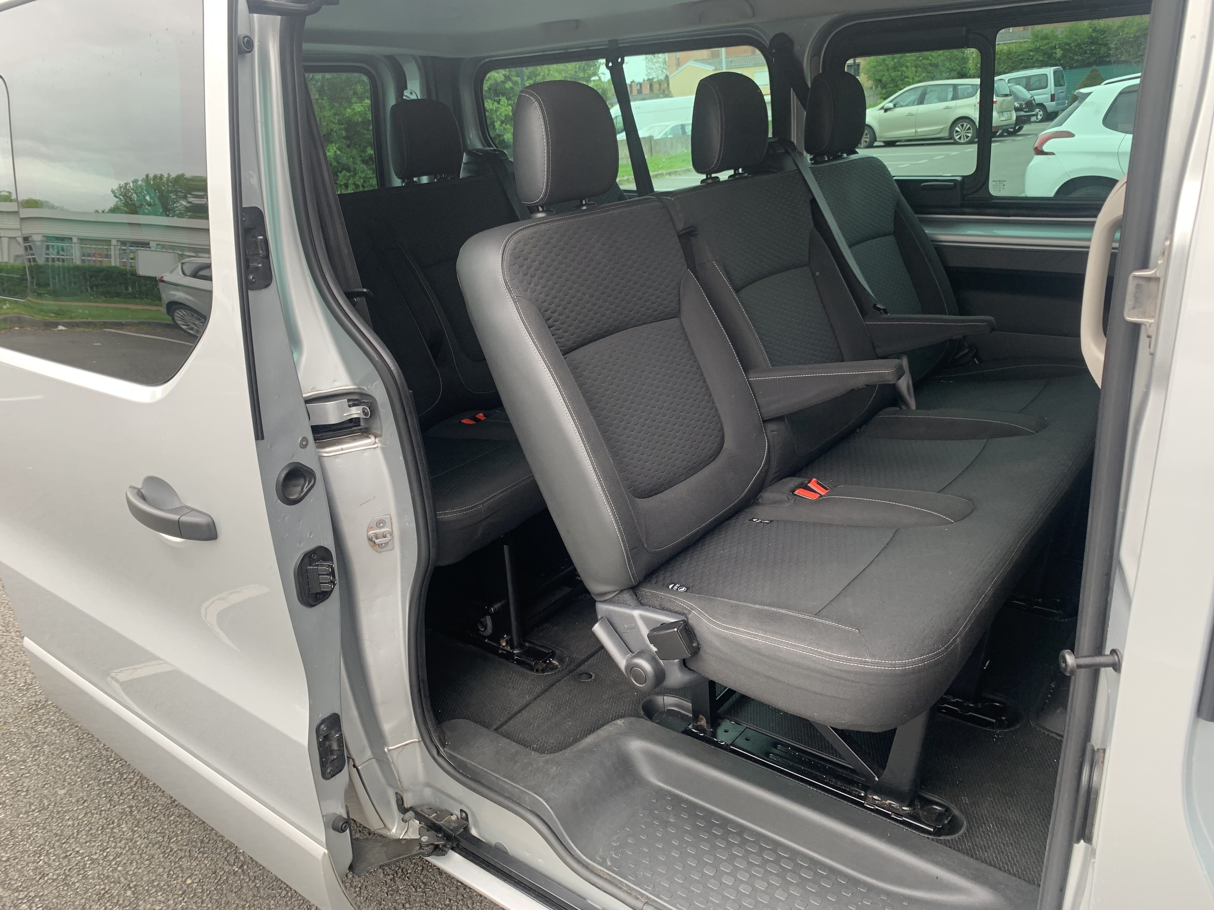 Opel Vivaro Combi avec Siège bébé
