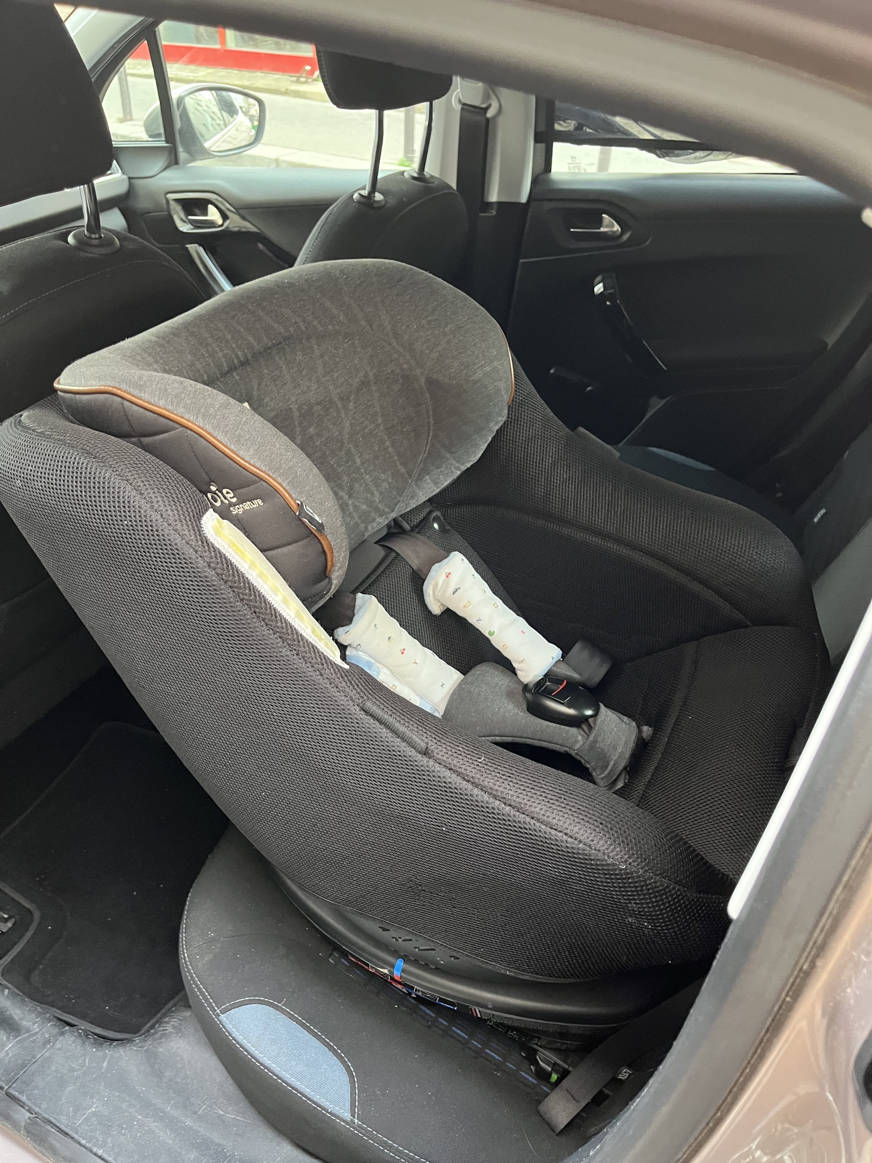 Peugeot 208 avec Apple CarPlay