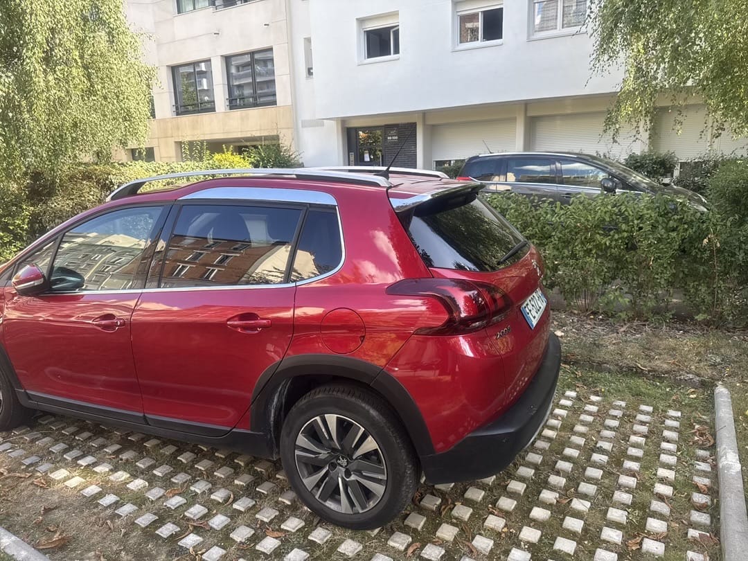 Peugeot 2008 prise en charge et retour ultra faciles. Flexible 24/7 – Parking privé avec GPS